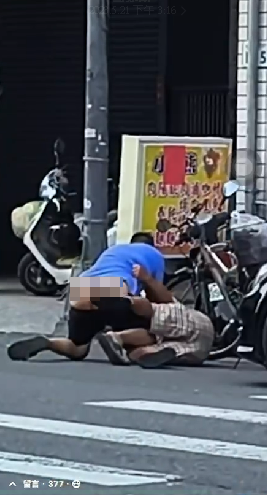 張男不僅持刀恐嚇，還把老人壓在地上打。（翻攝畫面）