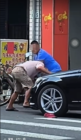 駕駛賓士的張男當街痛毆騎乘腳踏車的老人。（翻攝畫面）