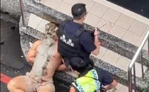 被網友封為「台版浩克」的桃園一名朱姓男子在超商失控大鬧，甚至出手襲警，引發社會關注。（翻攝畫面）