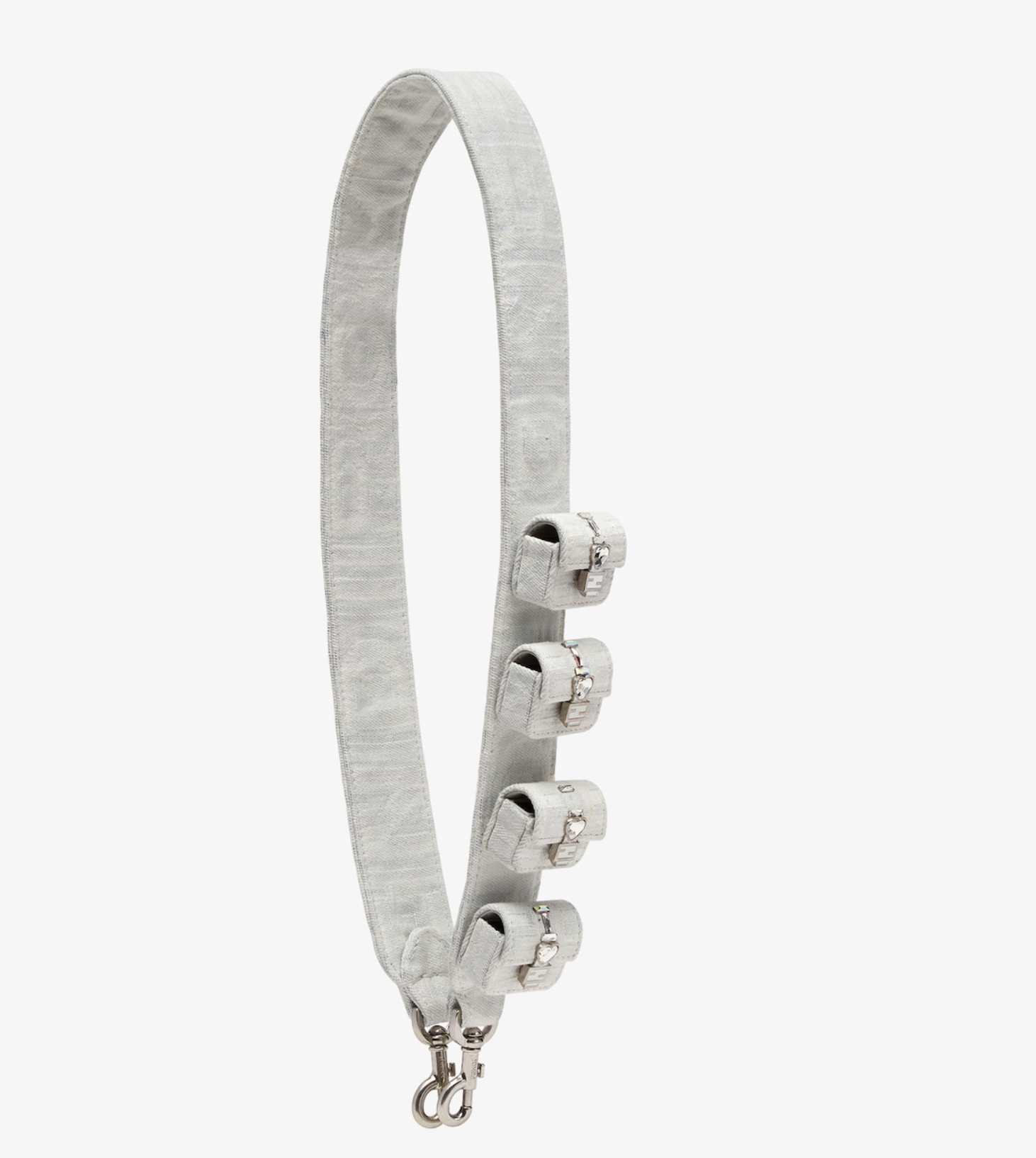 白色牛仔布Strap You肩帶。NT$35,900(FENDI提供)