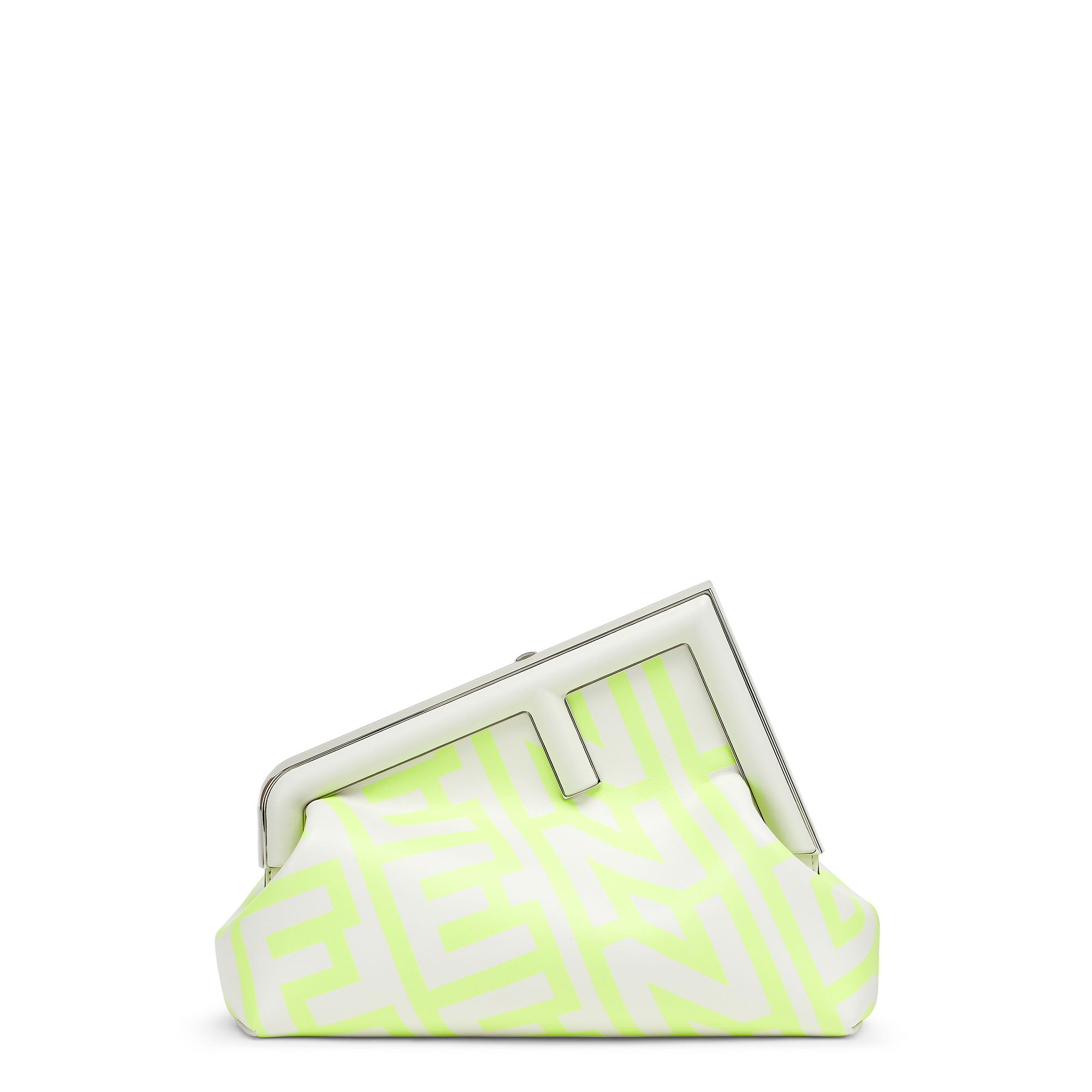 白色皮革FENDI FIRST MIDI包款。NT$115,000(FENDI提供)