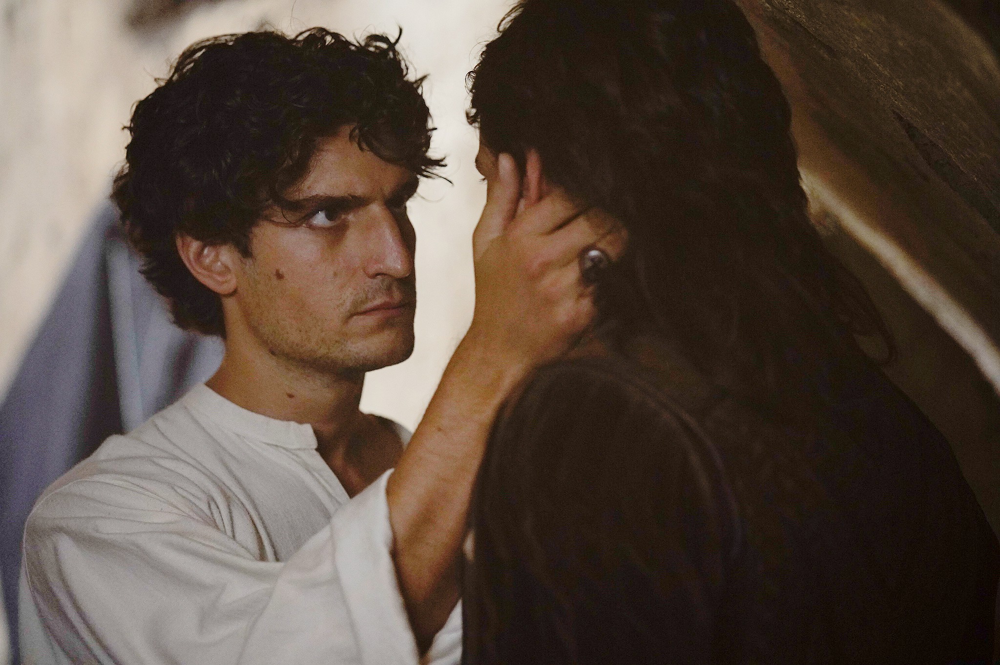 法國男星路易卡瑞行事低調神祕，很適合演出調查畫家卡拉瓦喬殺人案真相的密探「影子」。（海鵬）