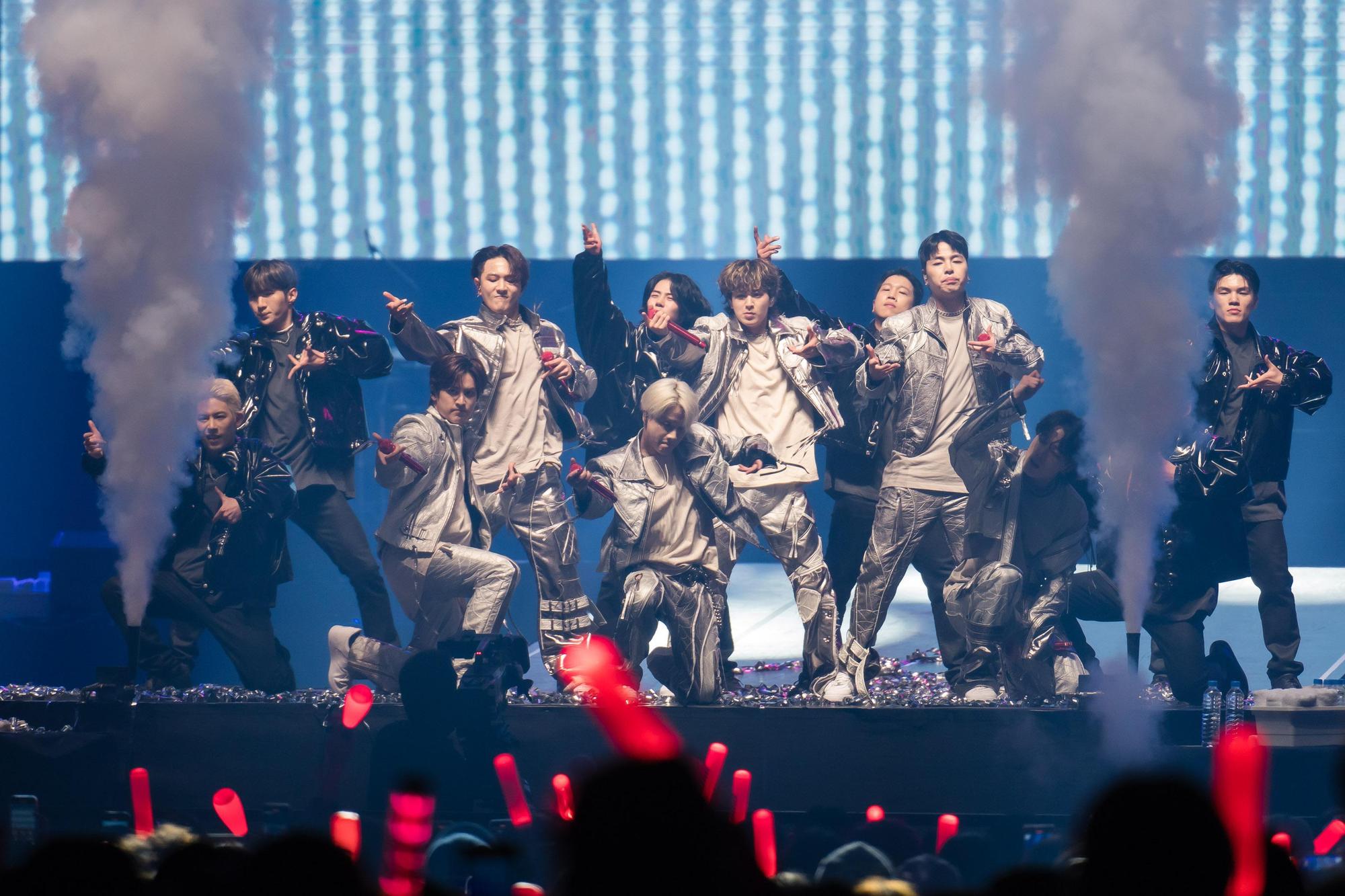 iKON在台北小巨蛋開唱，演唱夯曲〈LOVE SCENARIO〉竟發生音響熱當插曲。（寬宏提供）