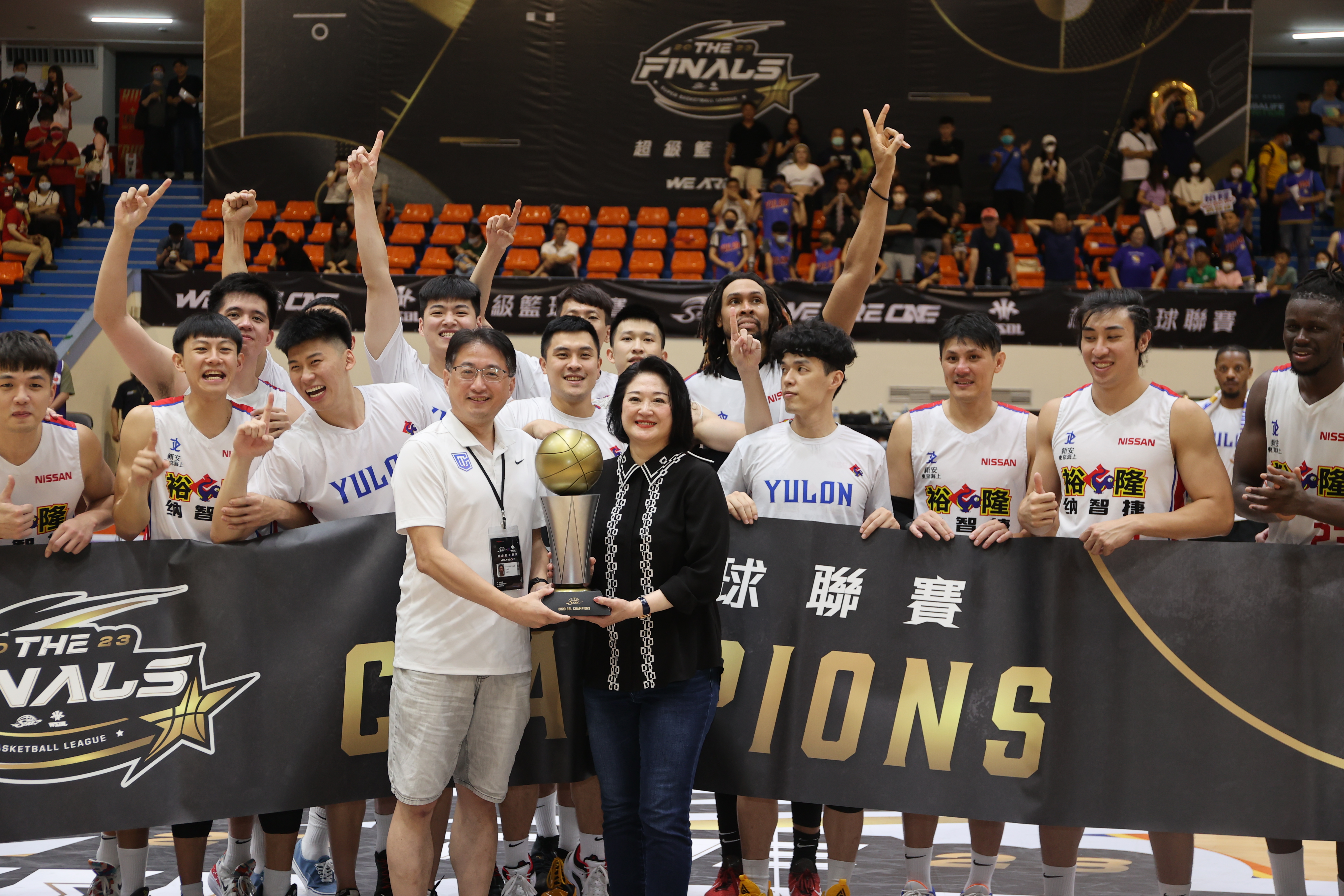 裕隆男籃也在集團執行長嚴陳莉蓮親自督軍下，以82比74逼走強敵台銀，最終取得5戰3勝順利封王。（裕隆提供）