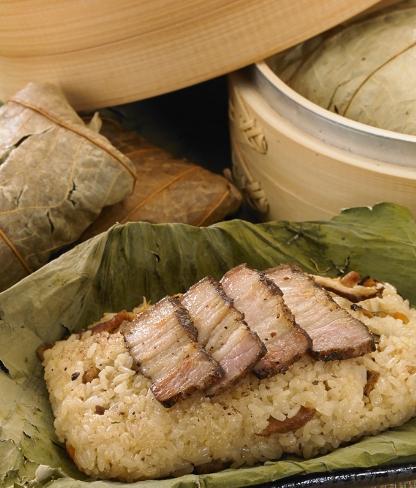 改良自古早味石板烤肉的「荷葉石板烤肉粽」,豬五花一層層抹上以生蒜、高粱酒、黑胡椒和花椒等食材製成的醃料,香氣層次多元。(75元/顆,大甲王記滷味提供)
