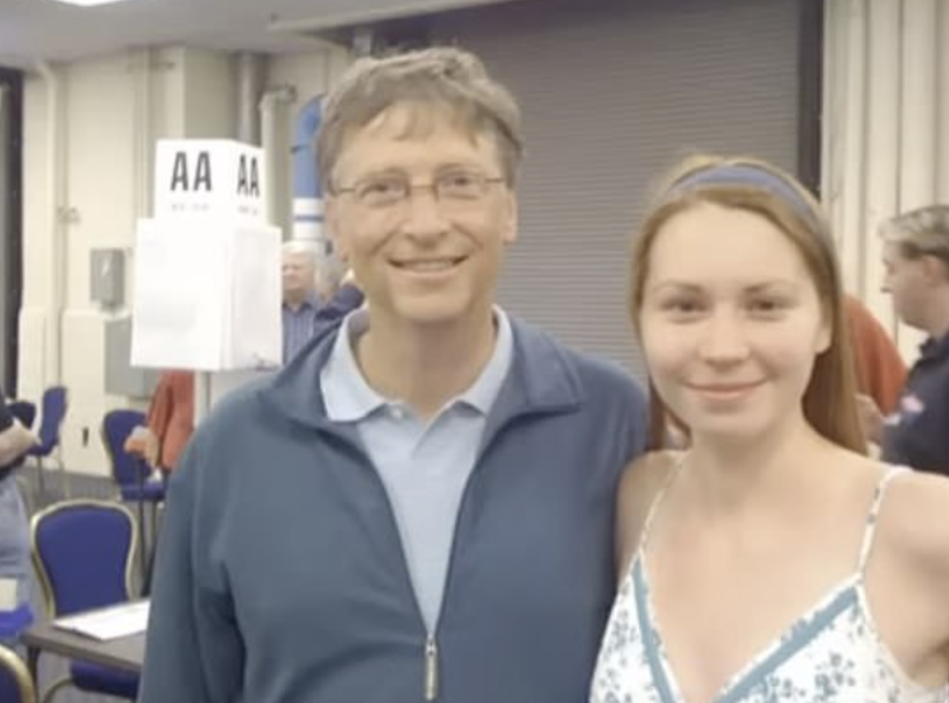 比爾蓋茲（左）和俄羅斯橋牌美少女安托娜娃（右）合照。（翻攝自網路）