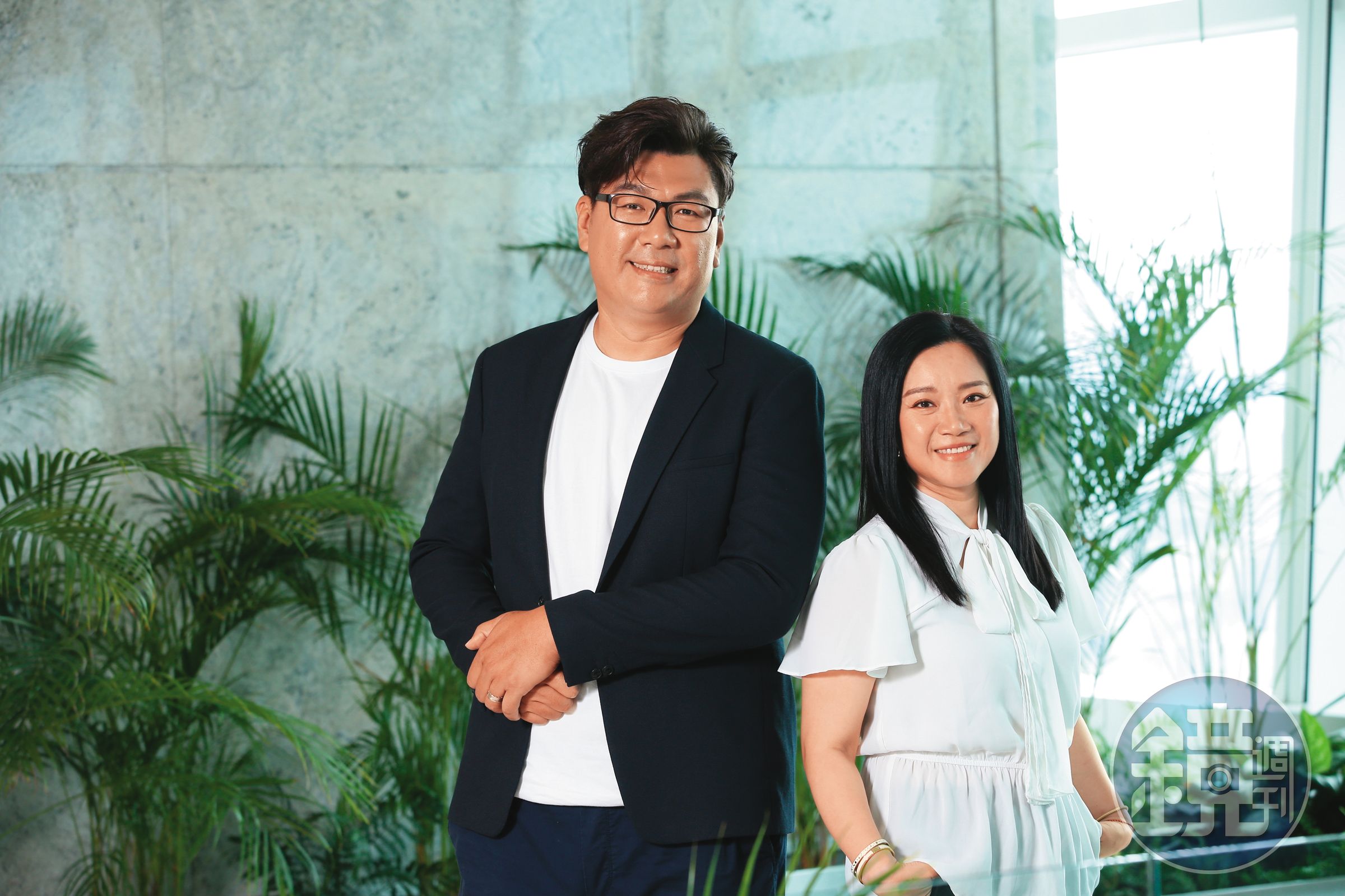 製作人姚世學（左）籌備半年，與監製陳雨凡（右）費時協調17位演員參與。