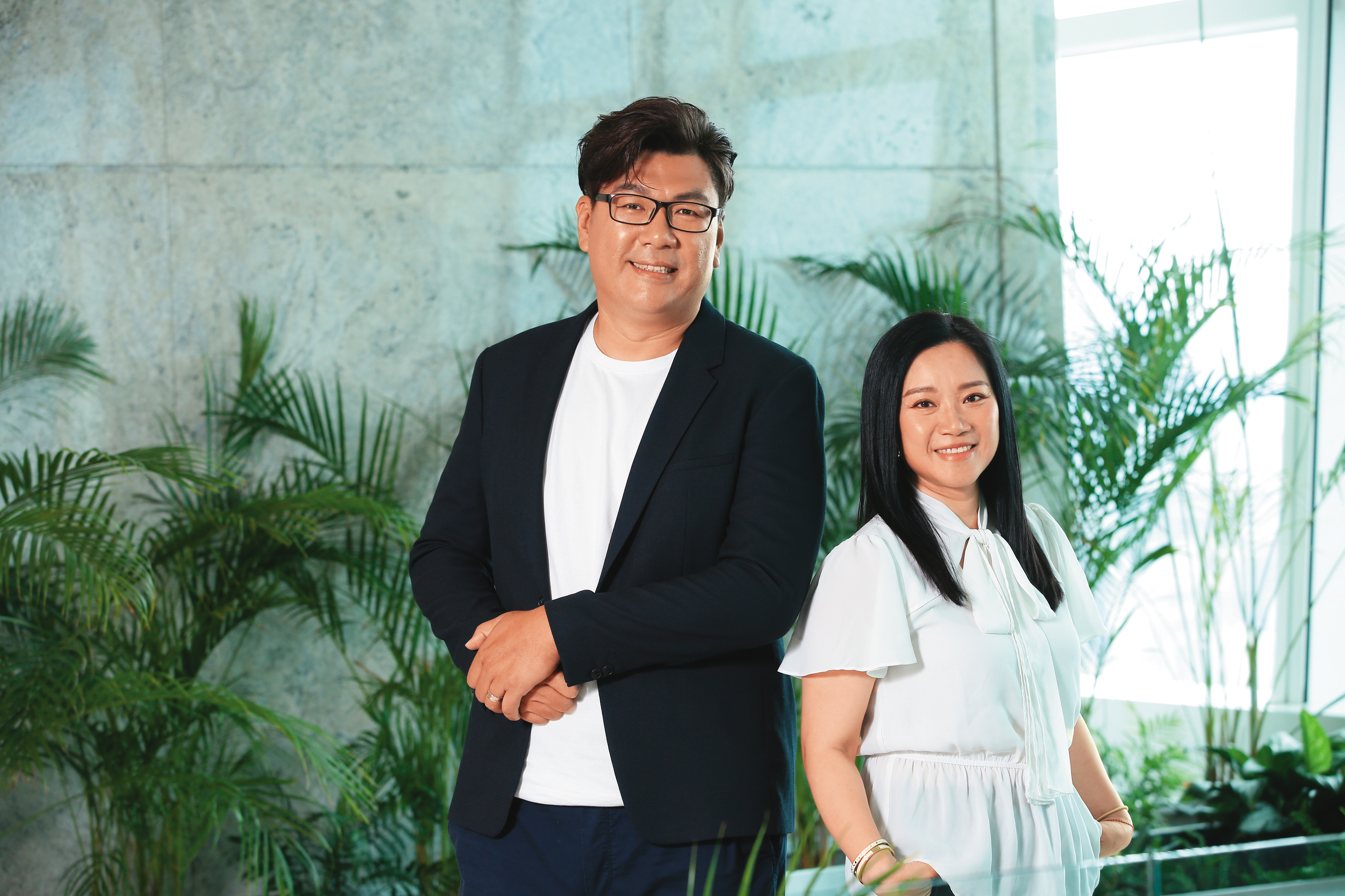 製作人姚世學（左）籌備半年，與監製陳雨凡（右）費時協調17位演員參與。