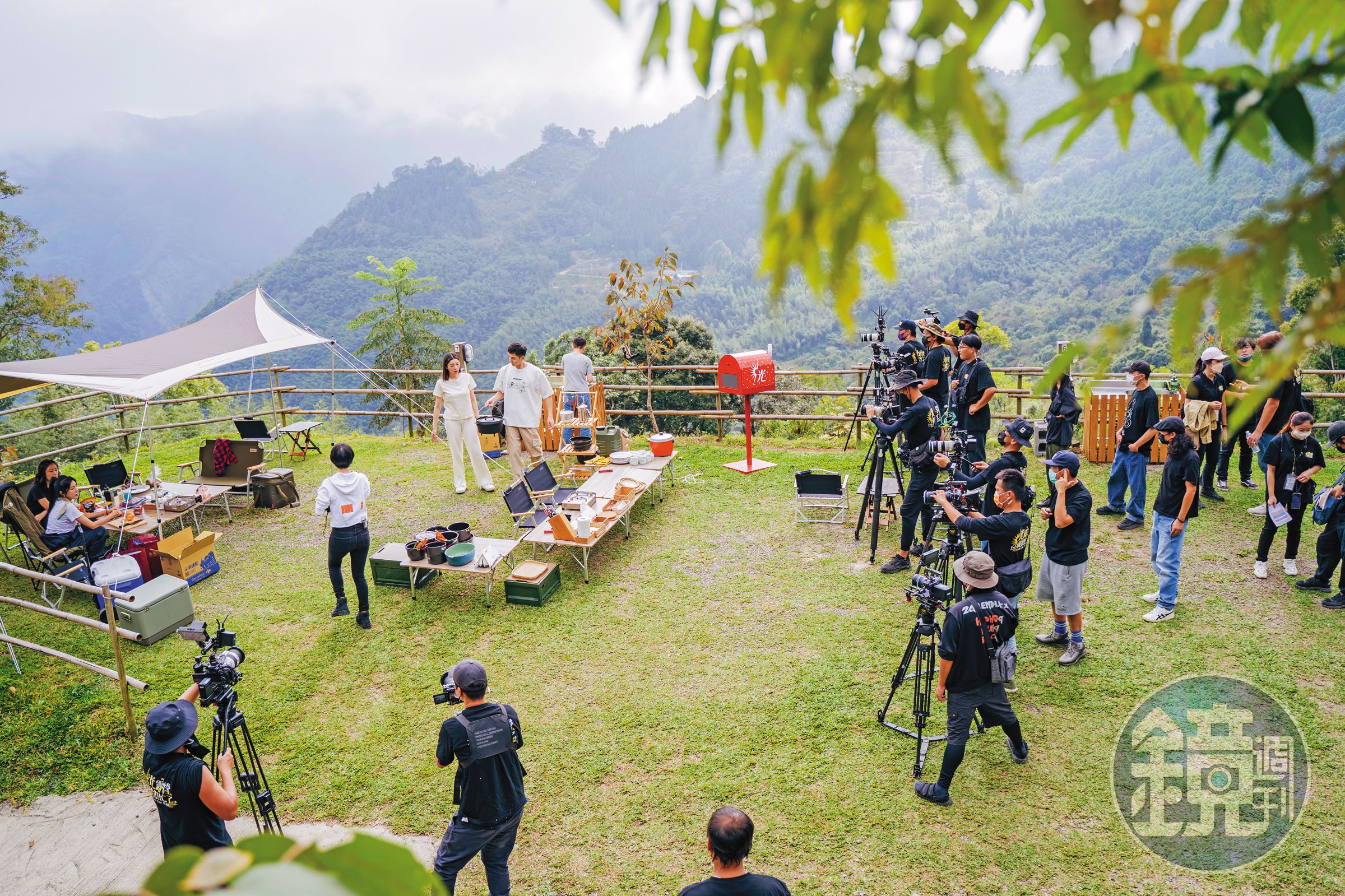 《光露營》外景陣仗龐大，單趟出動80位工作人員，攝影器材多達20台。（TVBS提供）