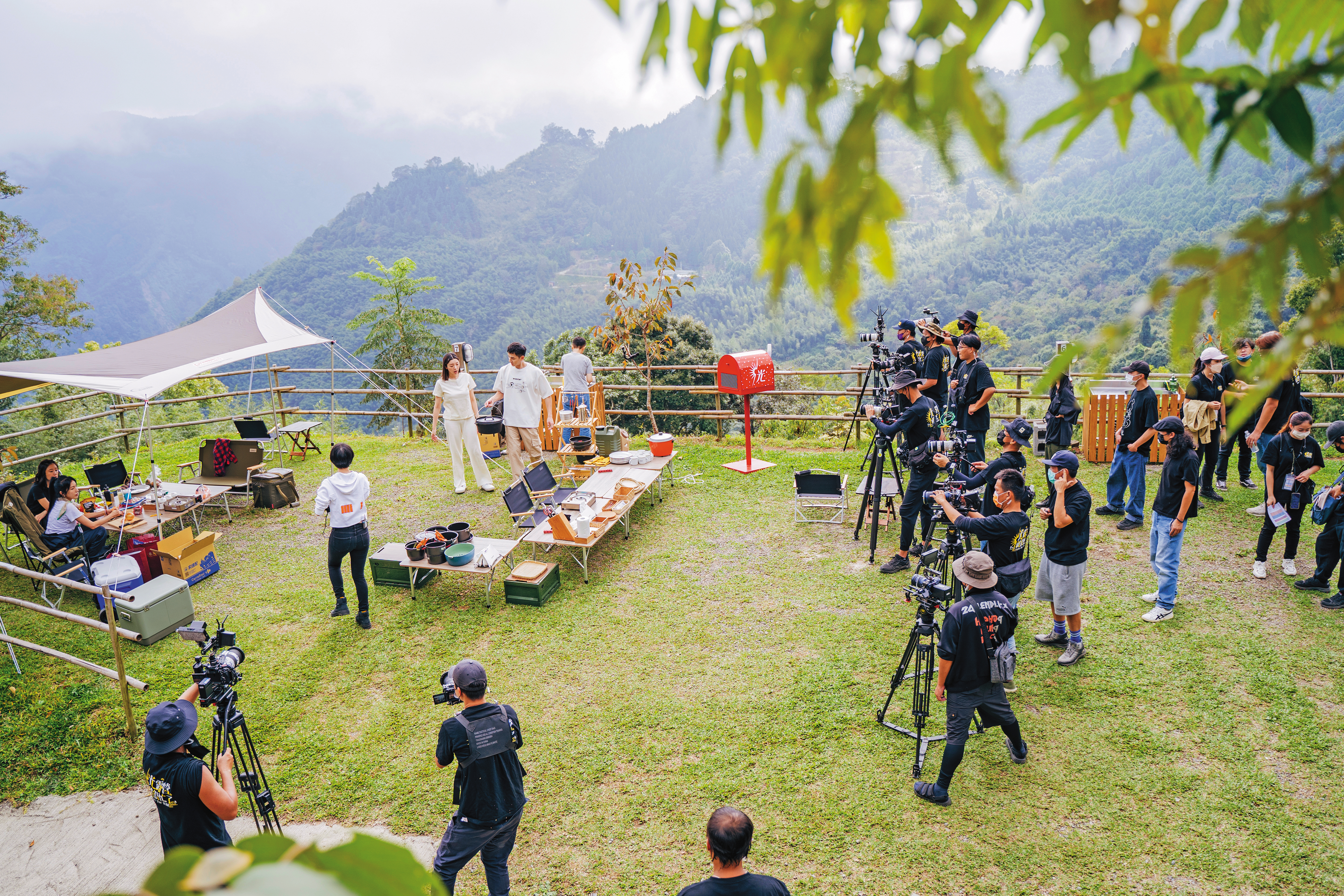 《光露營》外景陣仗龐大，單趟出動80位工作人員，攝影器材多達20台。（TVBS提供）