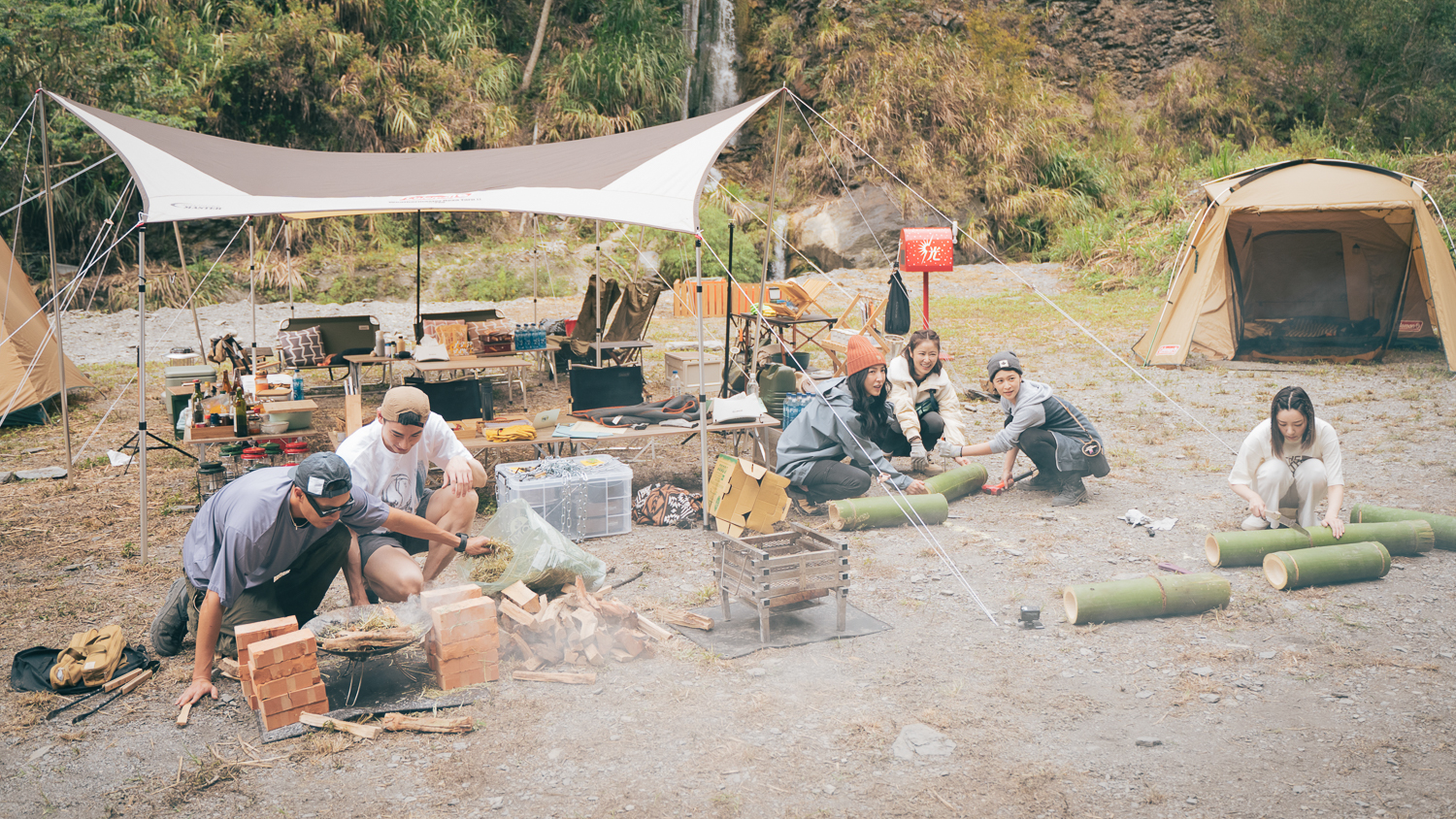 《華燈初上》演員們在實境秀《光露營就很忙了》中挑戰野營和製作竹筒飯。（TVBS提供）