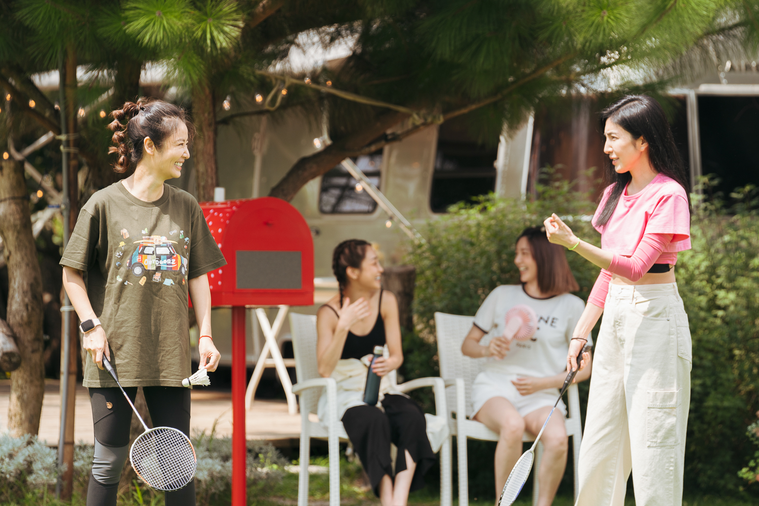 林心如(左)在《光露營》實境秀中打羽毛球,球技差到連楊謹華(右)都看傻眼。(TVBS提供)