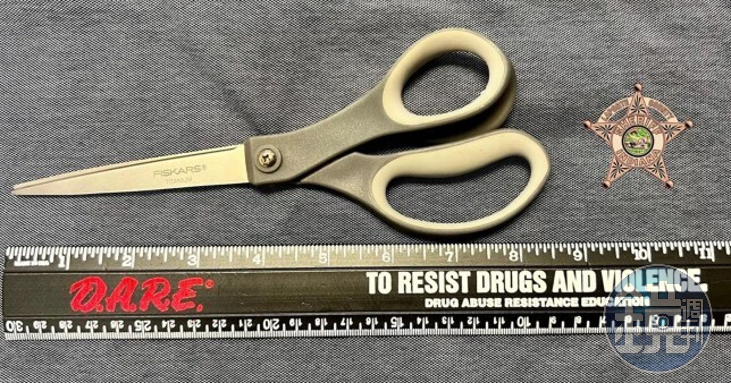 他的下體深不可測？囚犯把22公分剪刀直插藏入肛門，為違法帶進監獄。（翻自《都市報》）