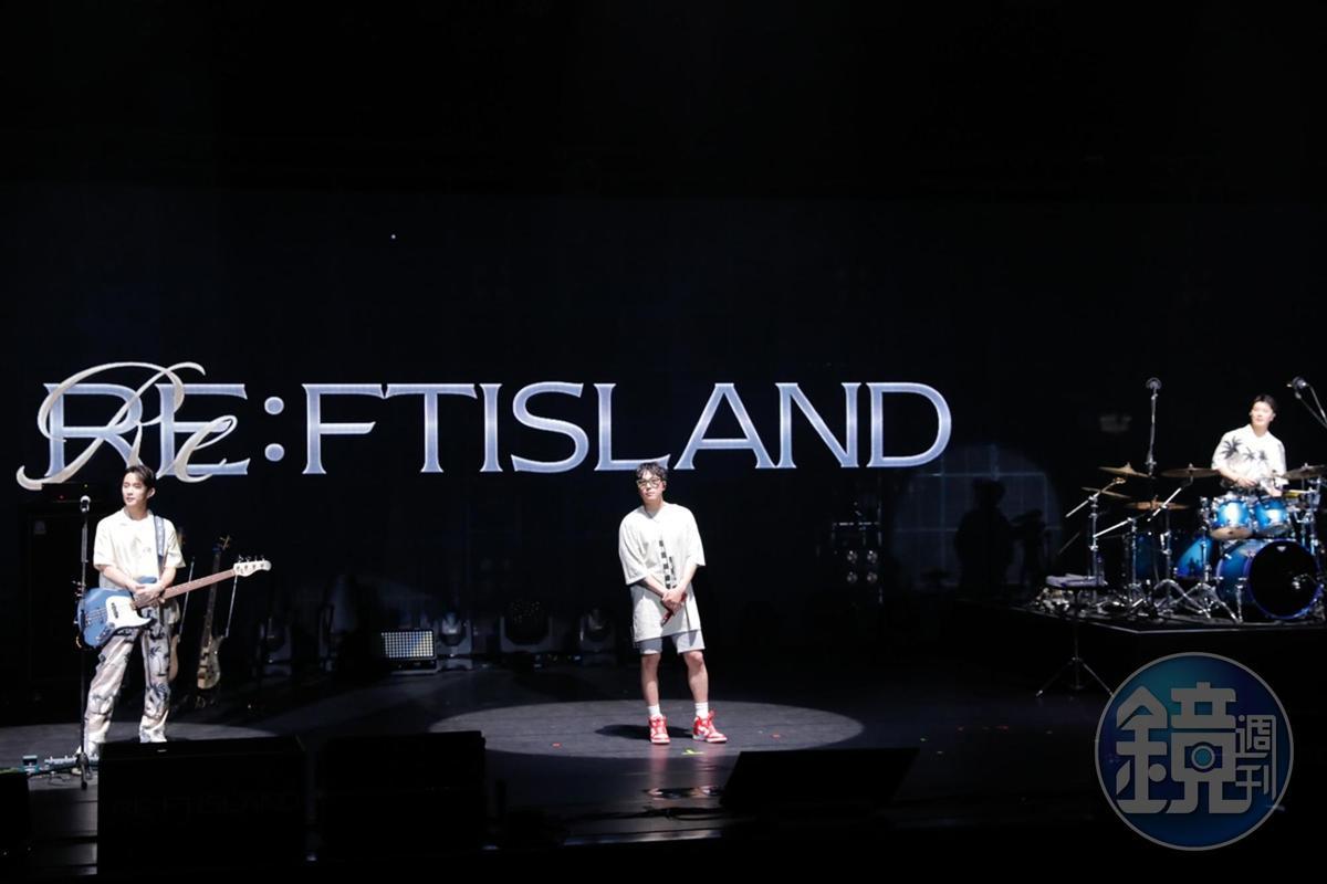 李洪基(中)上月才率領FTISLAND在台北國際會議中心開唱。(資料照片提供)