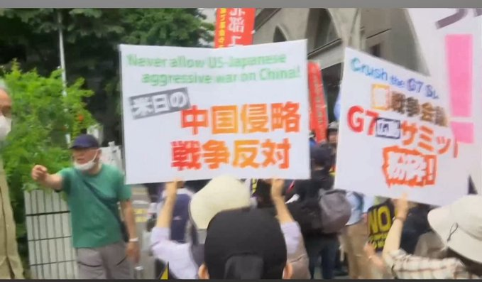 現場有人高舉「反對戰爭、反對美日對中國侵略」的標語。（翻自推特）