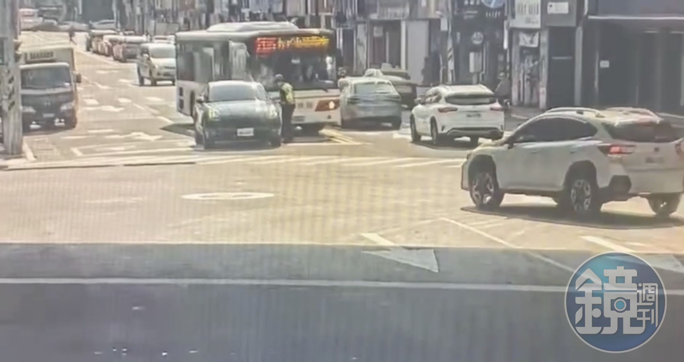 林男駕駛的車輛停在路中間遲不開走，警方上前關心。（翻攝畫面）