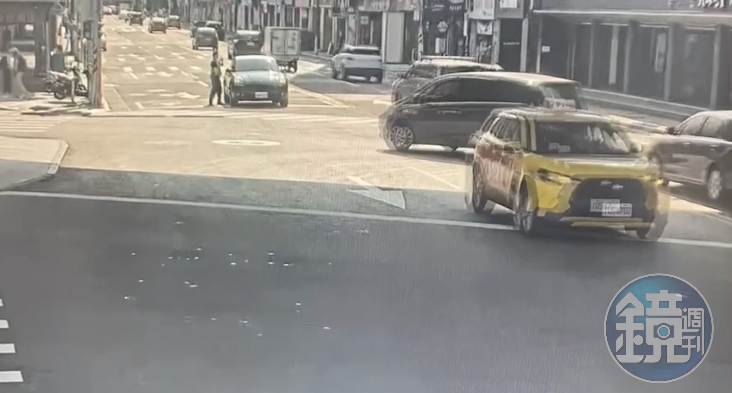 警方拍打車窗但林男都無動於衷，員警持警棍打破副駕駛座車窗救人。（翻攝畫面）