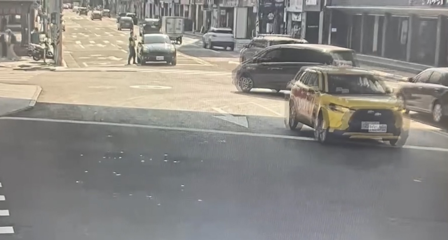警方拍打車窗但林男都無動於衷，員警持警棍打破副駕駛座車窗救人。（翻攝畫面）