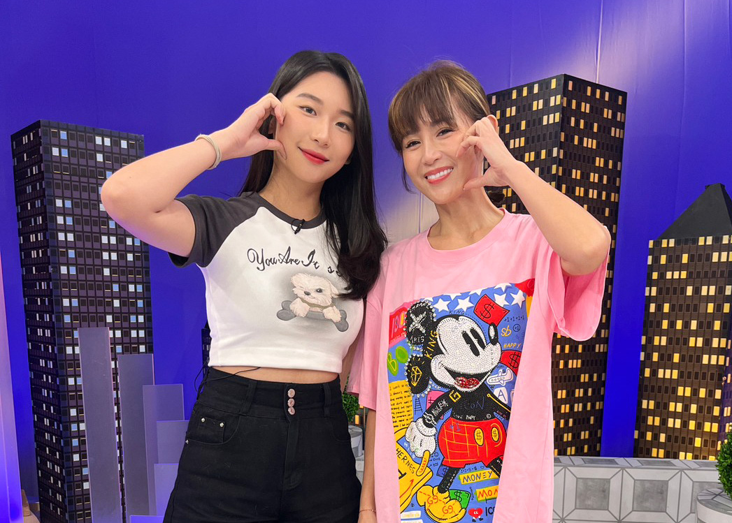 鄭仲茵（右）跟女兒黛拉一起上節目錄影。（衛視中文台提供）