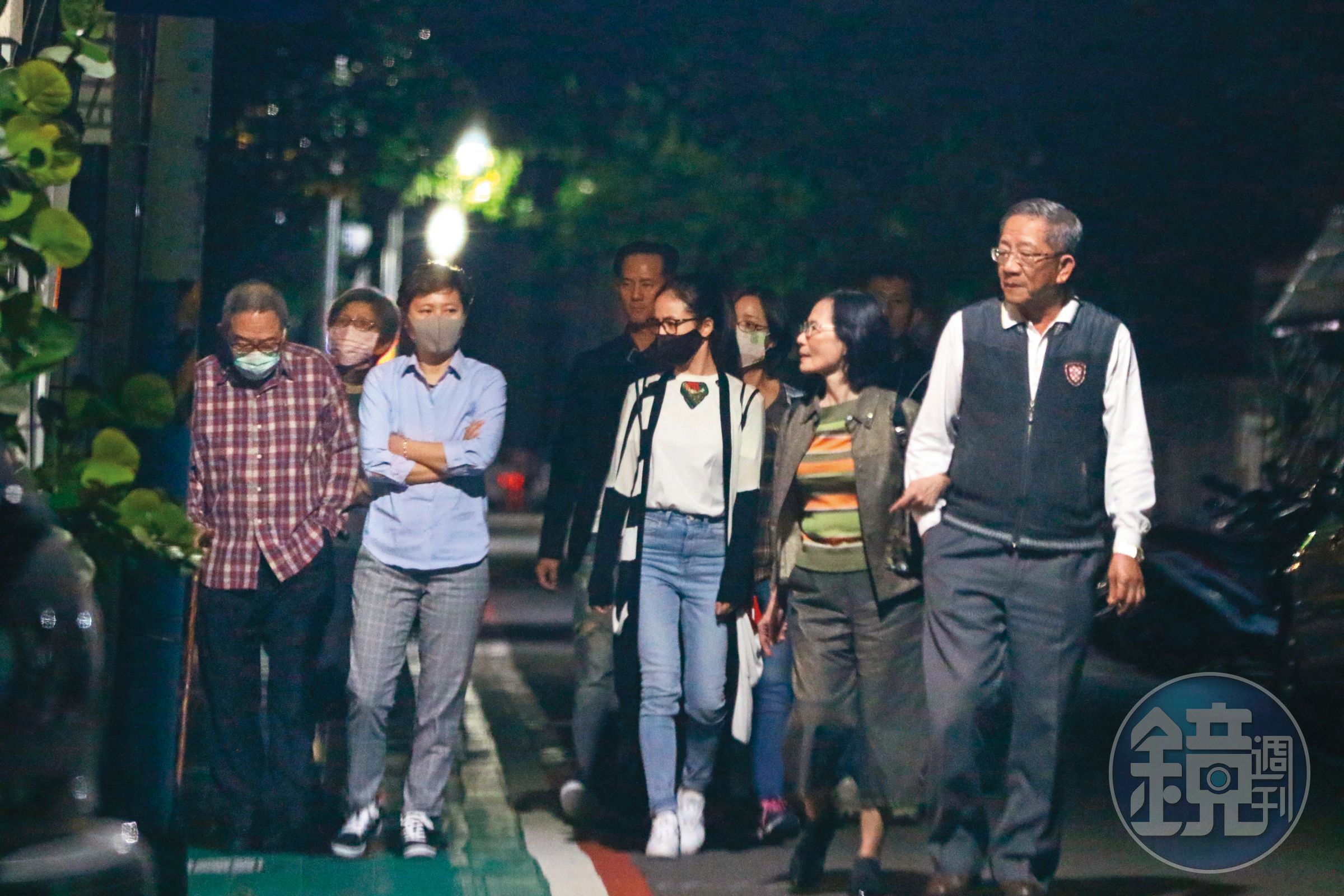 林依晨（左五）曾被拍到出席家族聚會，陣容龐大、家庭關係緊密。