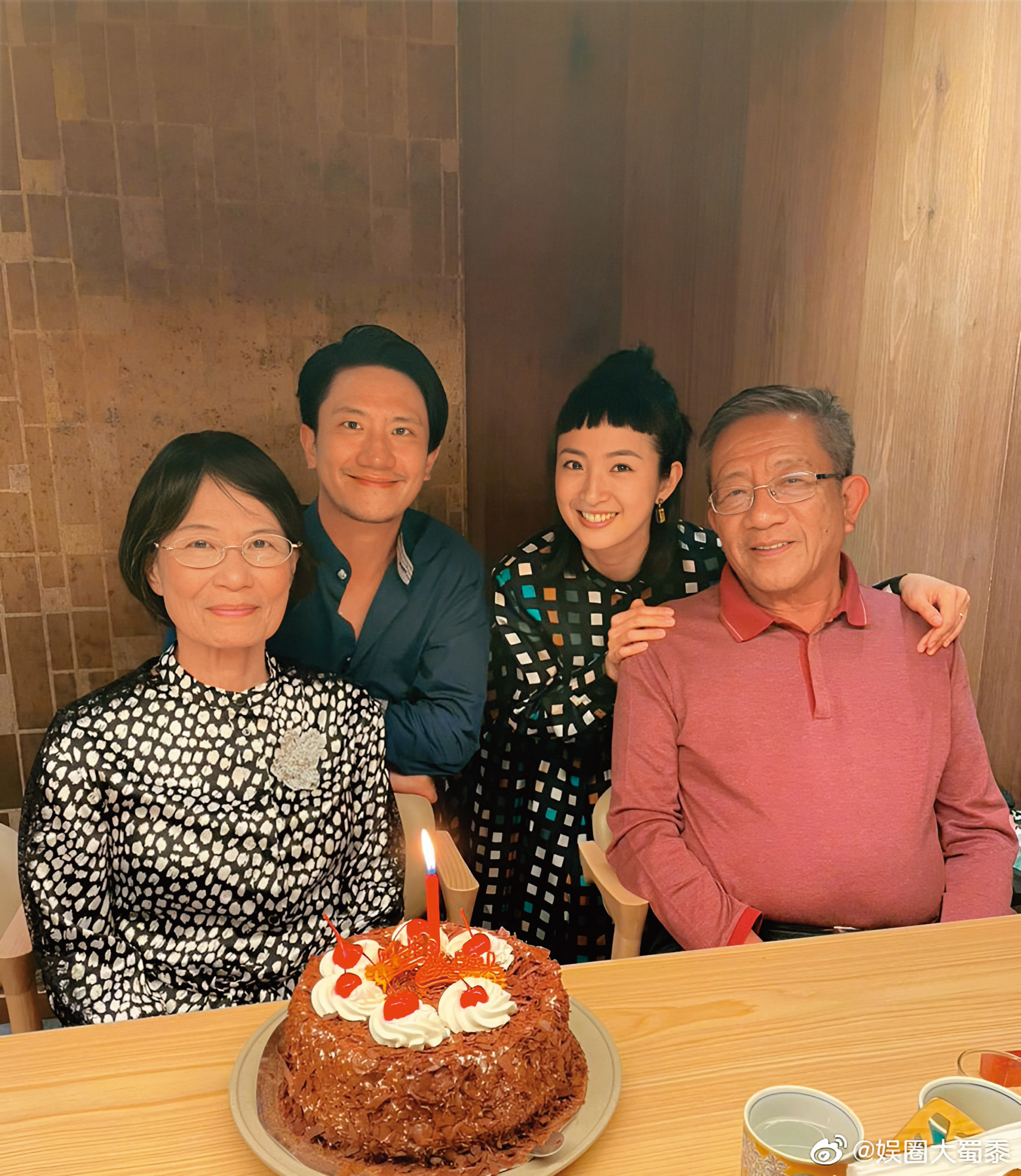  林依晨（右二）和老公林于超（左二）雖是遠距離婚姻，但小倆口十分努力維持，對公婆也很孝順。（翻攝自娛樂大蜀黍微博）