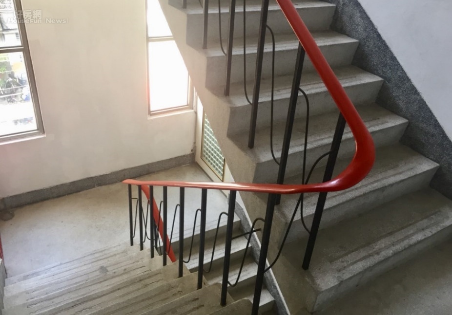 女在公寓樓梯拍性愛片，「那一隻手」伸出更嚇人！14秒片讓網友受驚。（示意圖）