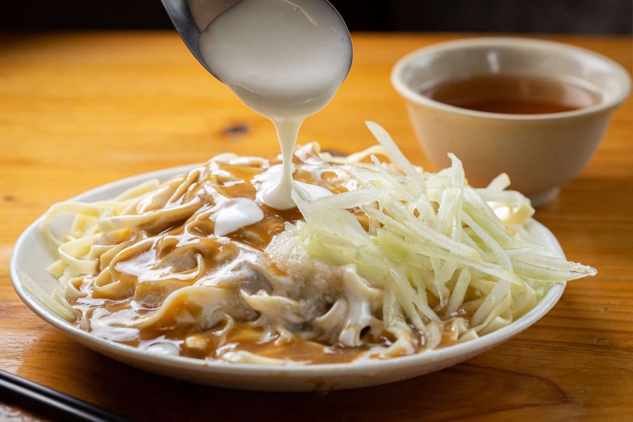 「涼麵」用的是寬麵，讓醬汁能均勻裹在麵身，白醋聞起來酸，嘗起來卻甜，還可中和嗆勁蒜泥，滋味清爽。（45元／小份）