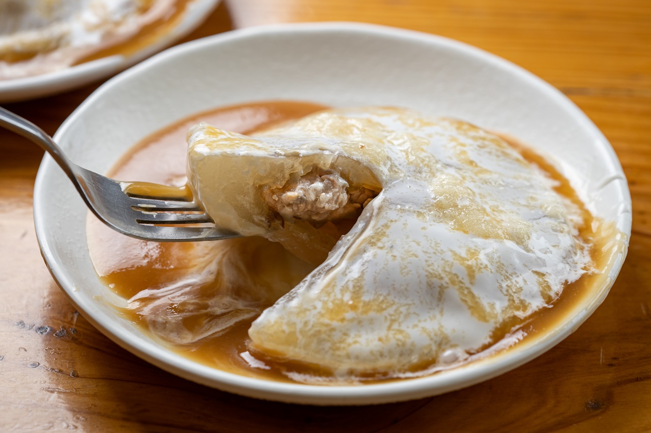 「涼肉圓」外皮Q彈有厚度，內餡包進豆薯和豬瘦肉。（35元／顆）