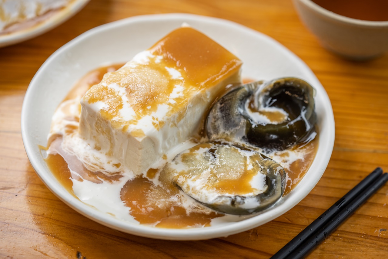 加了白醋的「皮蛋豆腐」，可以降低皮蛋的蛋腥味。（35元／份）