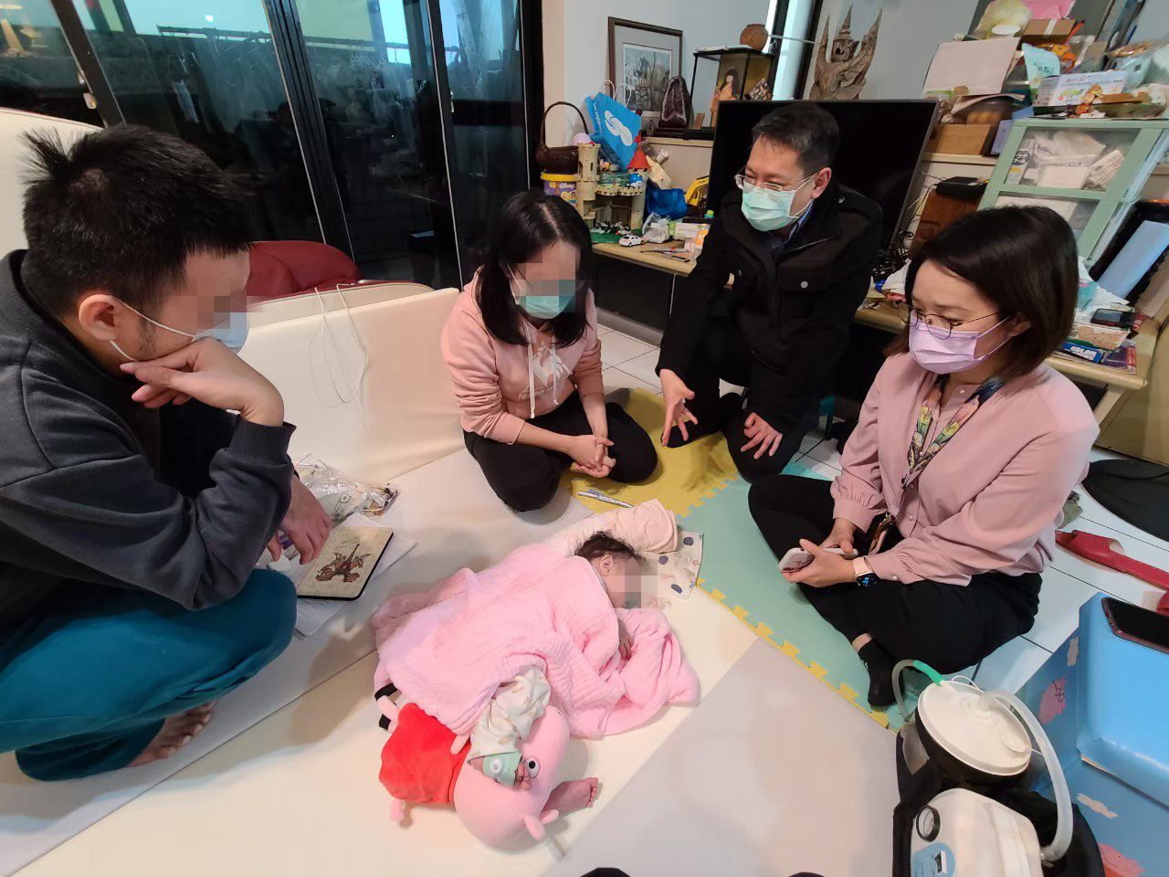 呂立家訪探視需要在宅呼吸照護的小朋友。