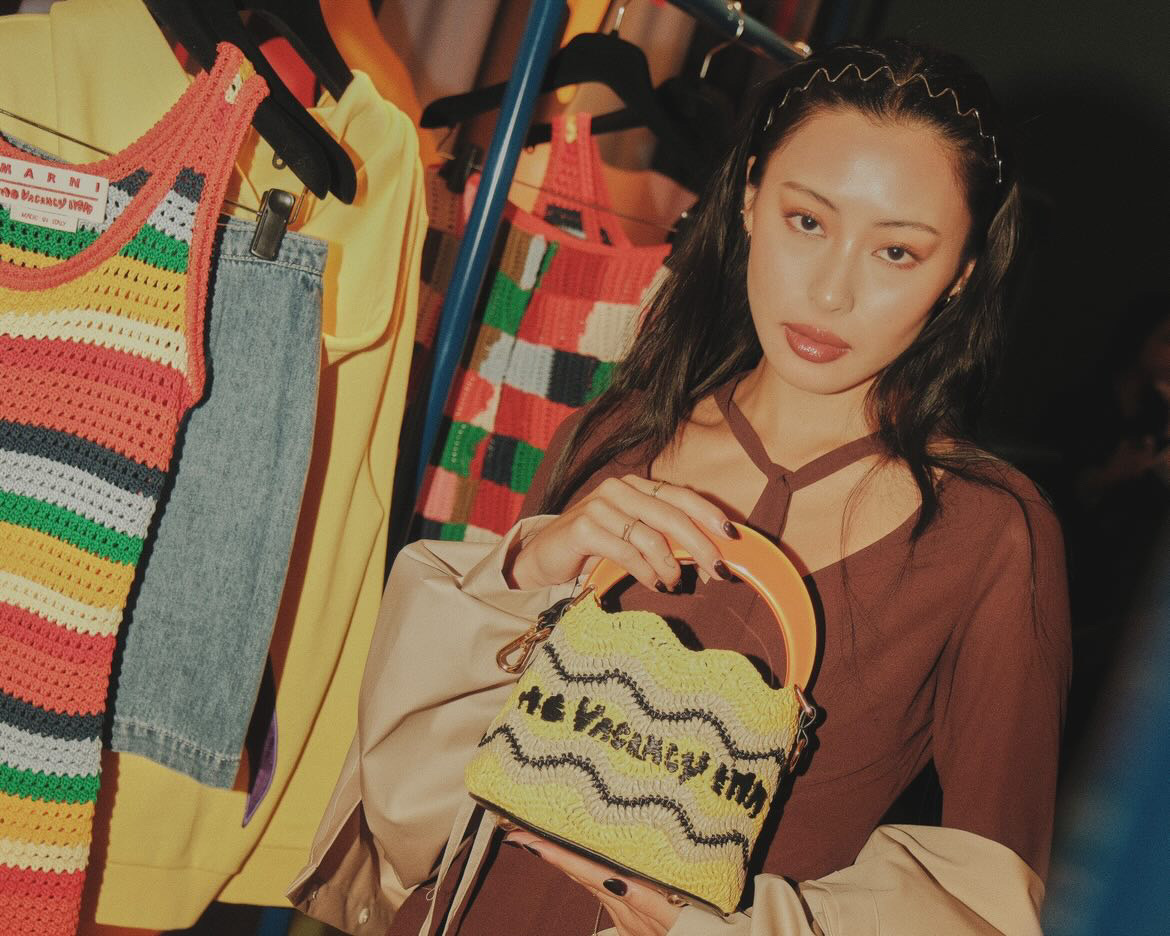 潮模Ayaka Aoki現身夏日膠囊系列發表會，手拿迷你拉菲草鉤針編織水桶包（NT$72,580）。（Ayaka Aoki提供）