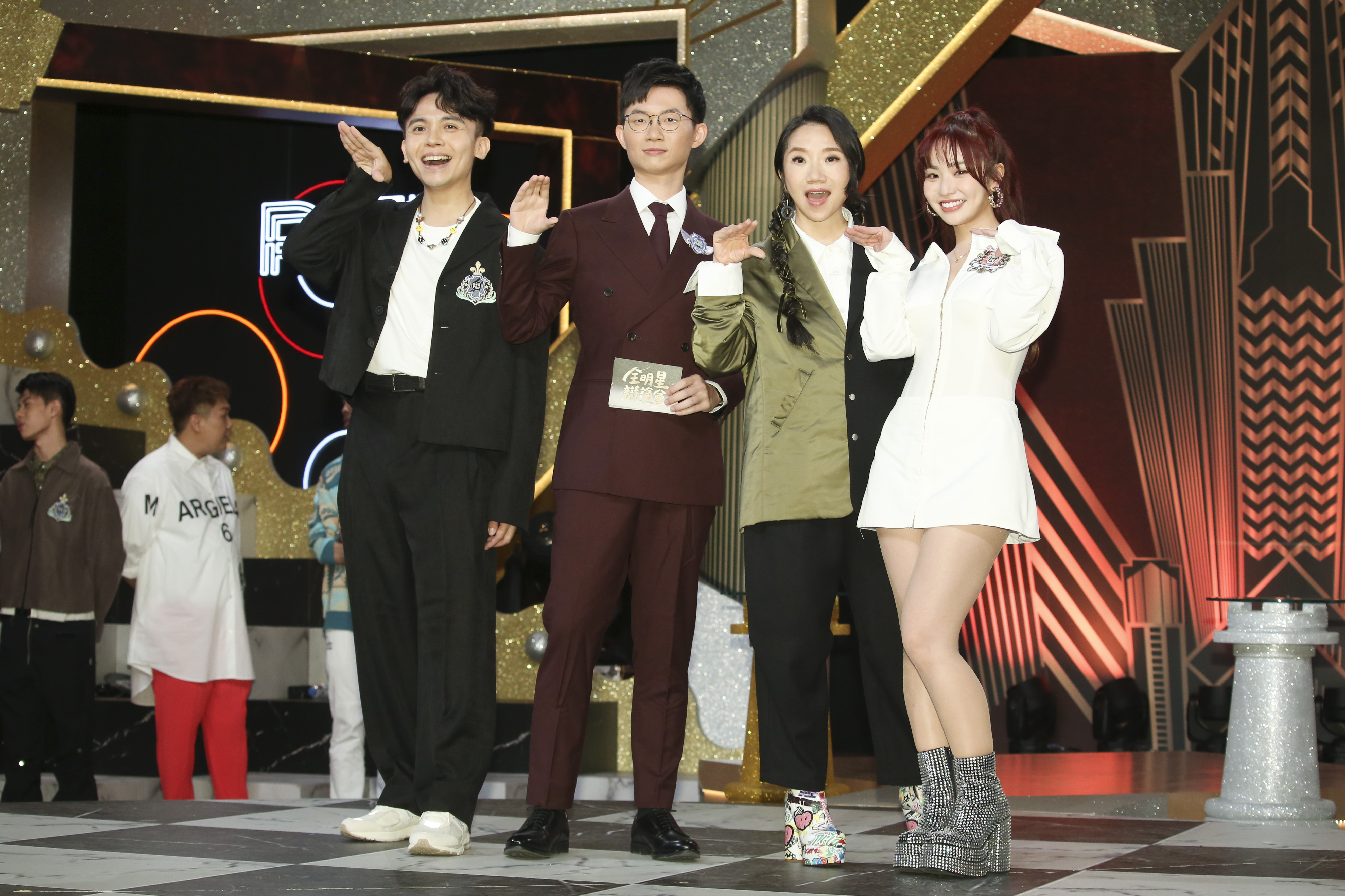 黃豪平、陶晶瑩、視網膜、陳芳語一起出席台灣首檔大型明星辯論綜藝《全明星辯論會》記者會。