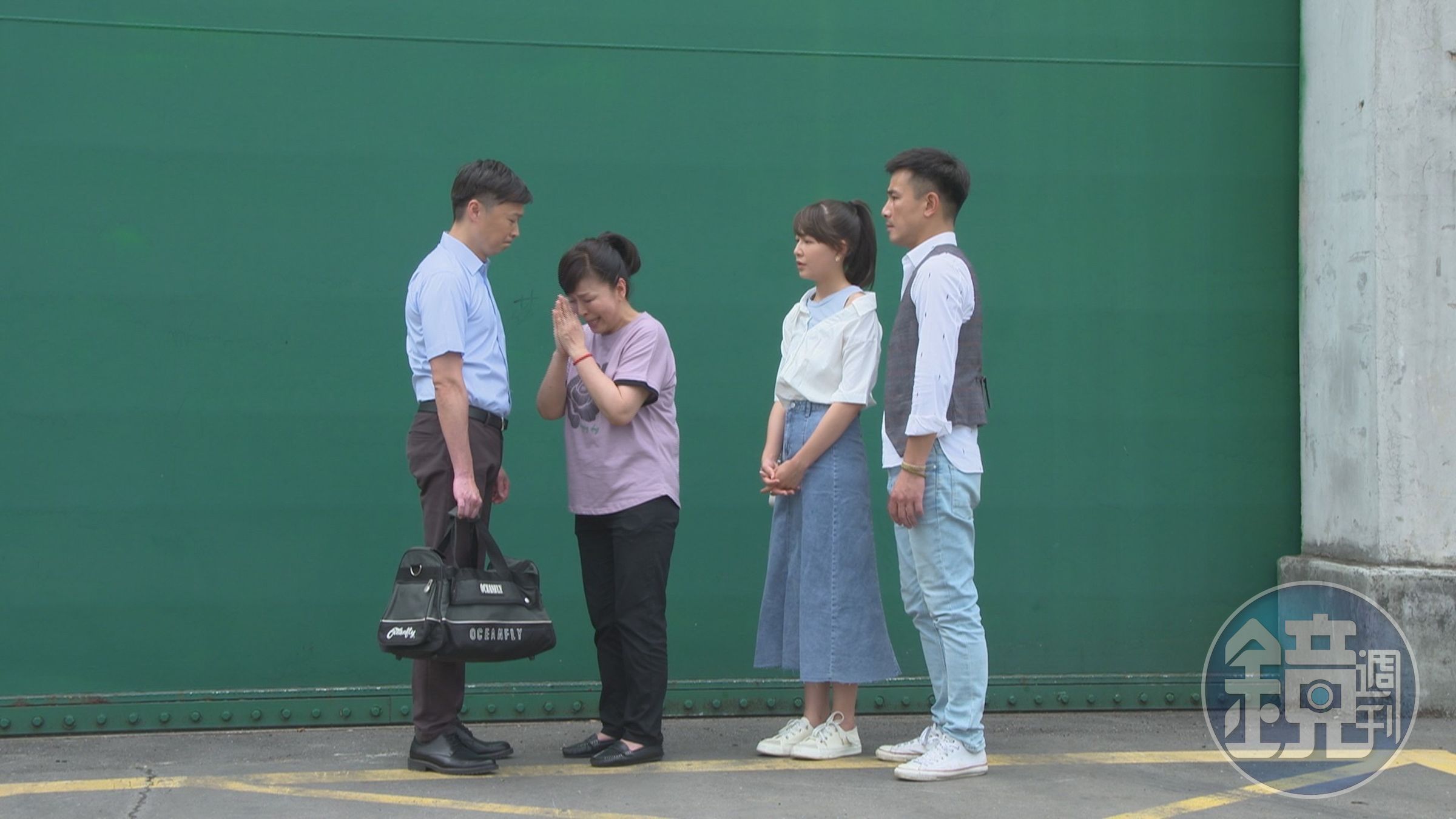 《市井豪門》何豪傑出獄,向母親蕭惠懺悔。劇中兒子傅子純跟女兒謝京穎也來接爸爸。(民視提供)