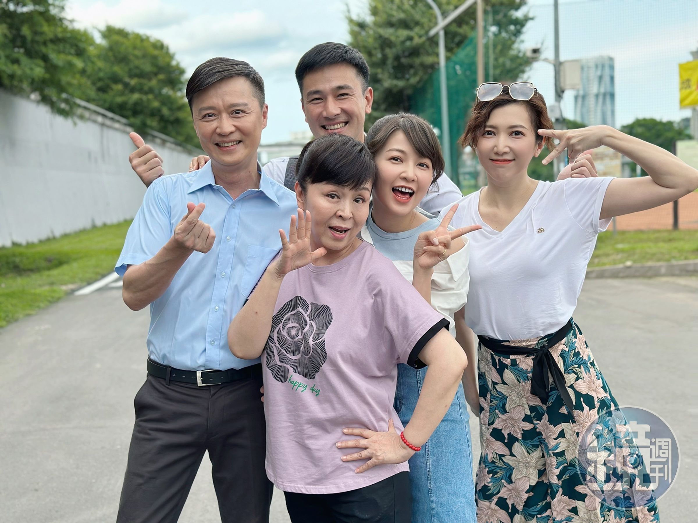 《市井豪門》何豪傑(左一)出獄拍攝,廖家儀(右一)帶點心來探班,和蕭惠、傅子純、謝京穎合拍全家福。(民視提供)