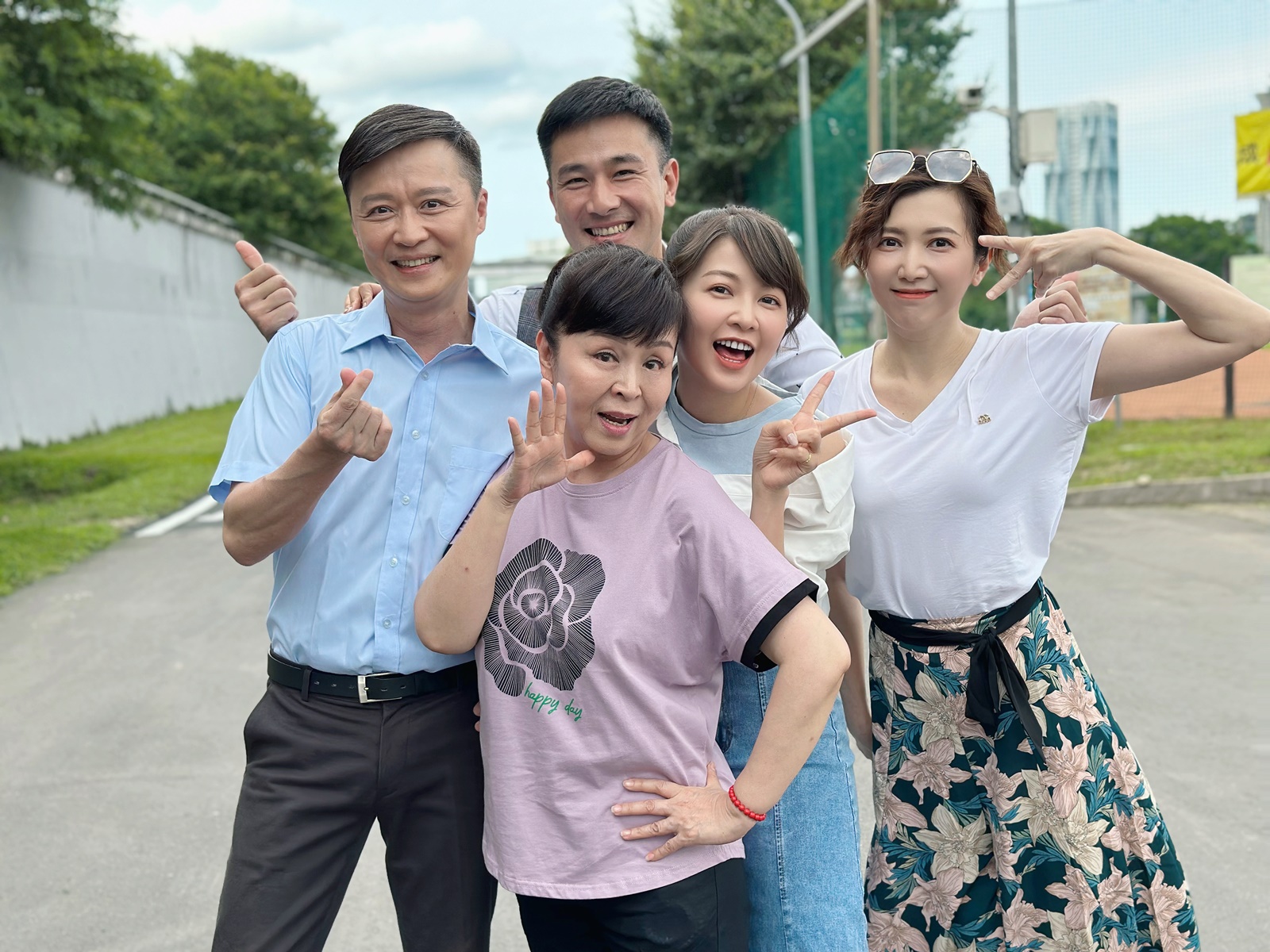 《市井豪門》何豪傑（左一）出獄拍攝，廖家儀（右一）帶點心來探班，和蕭惠、傅子純、謝京穎合拍全家福。（民視提供）