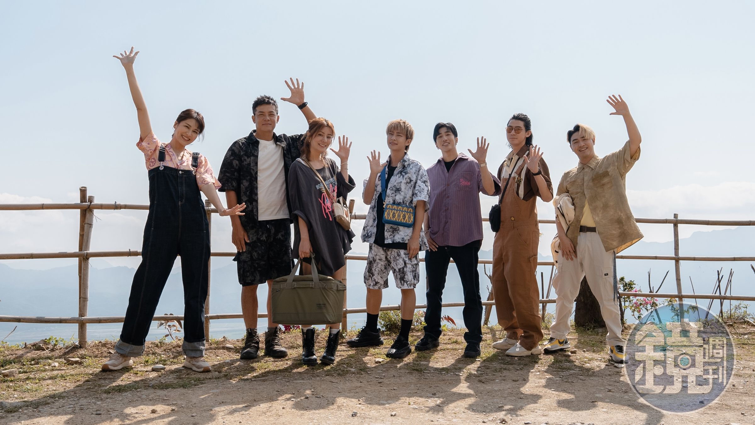 曾沛慈（左起）、姚元浩、莎莎、炎亞綸、婁峻碩、李玉璽、鹿希派到台東出外景。（好看娛樂提供）