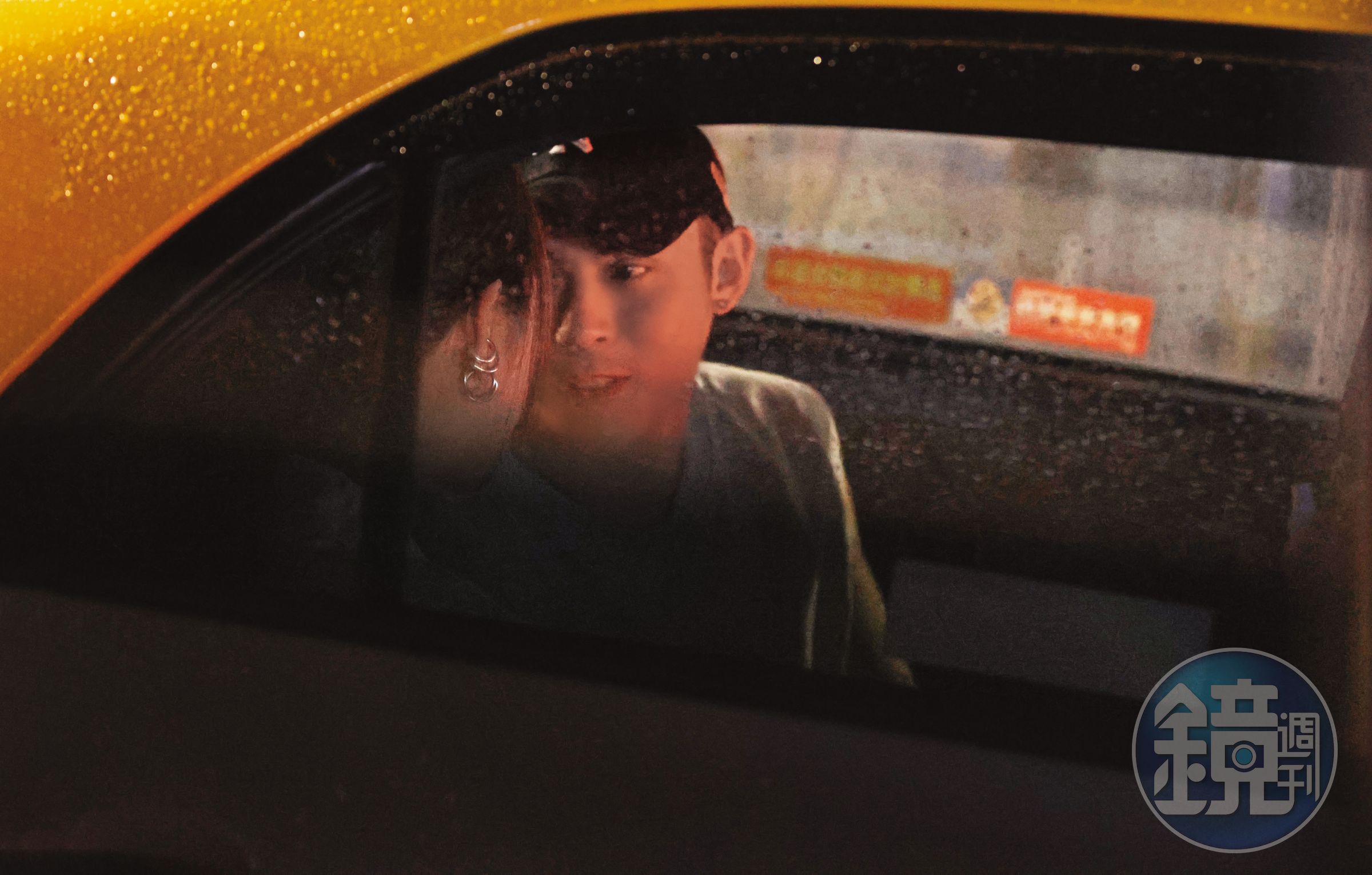 5/19 02:20 陳奕(右)和筱筱(左)離開KTV之後,坐上計程車,陳奕在車內含情脈脈看著筱筱。