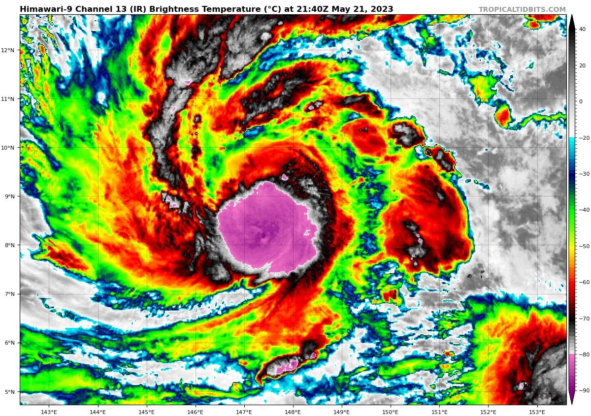 今年第二號颱風「瑪娃」持續增強中，今晨已發展為中颱。（翻攝tropicaltidbits）