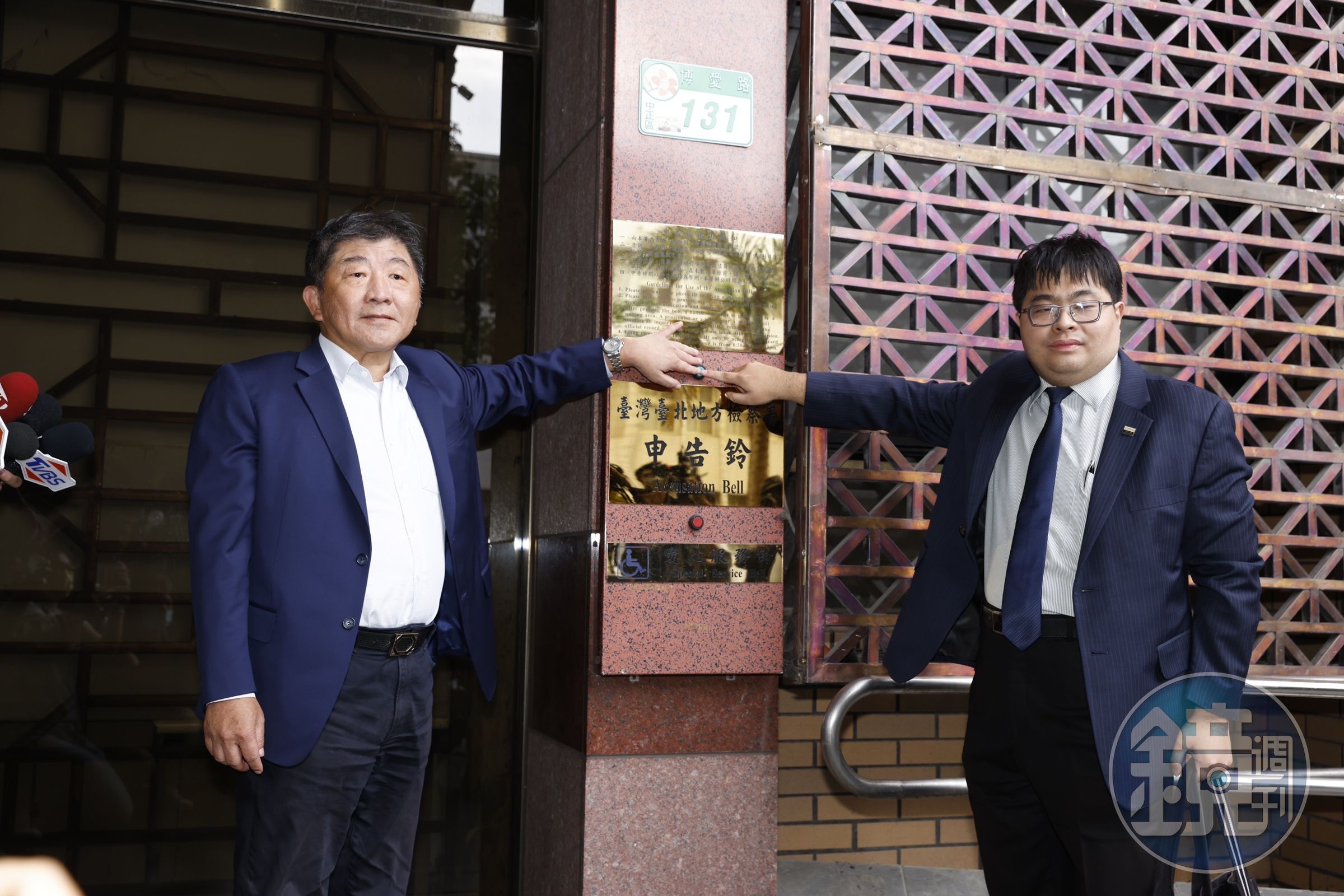 陳時中(左)、律師黃帝穎(右)今前往台北地檢署按鈴提告吳子嘉。