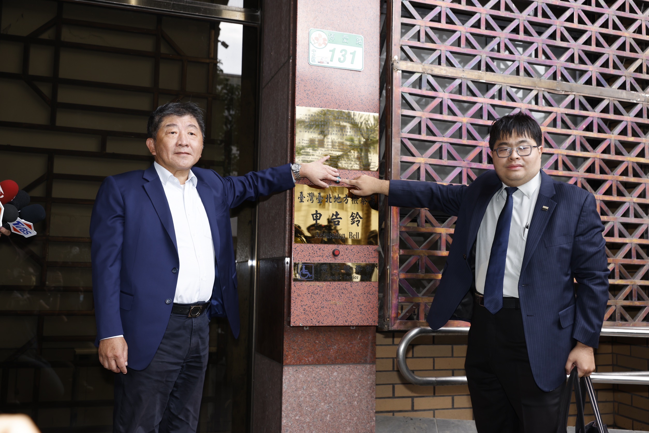 陳時中（左）、律師黃帝穎（右）今前往台北地檢署按鈴提告吳子嘉。