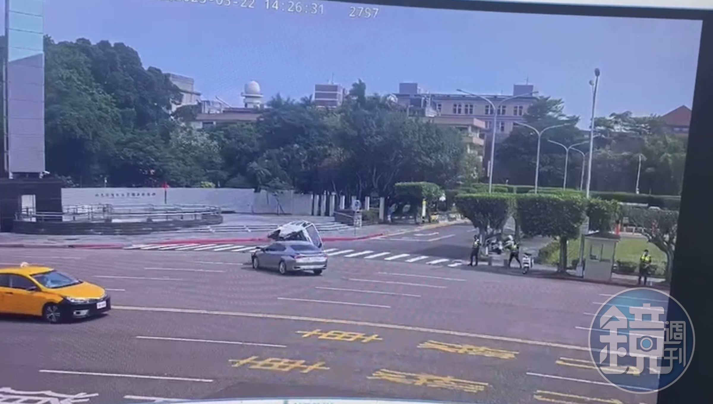 小貨車駕駛在總統府前違規左轉，導致直行轎車攔腰撞上。（翻攝畫面）
