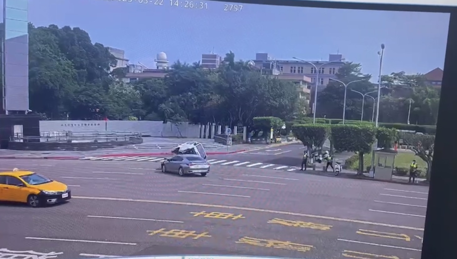 小貨車駕駛在總統府前違規左轉，導致直行轎車攔腰撞上。（翻攝畫面）