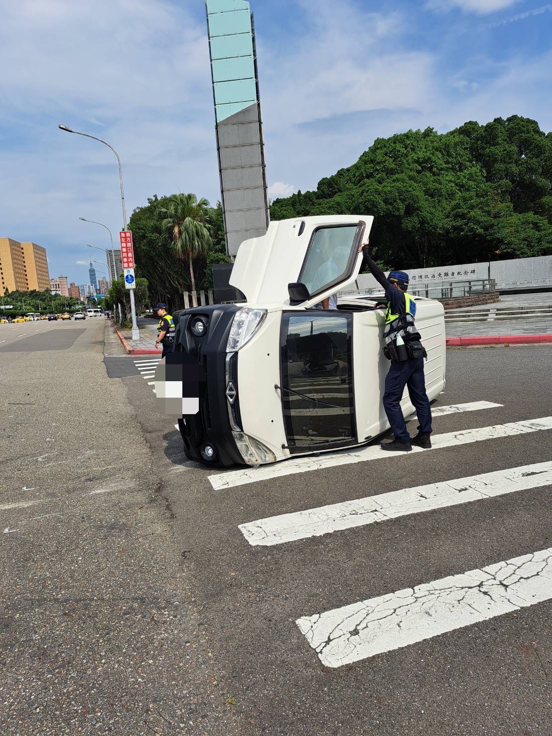 小貨車遭撞導致側翻在路中間，所幸駕駛脫困無礙。（翻攝畫面）