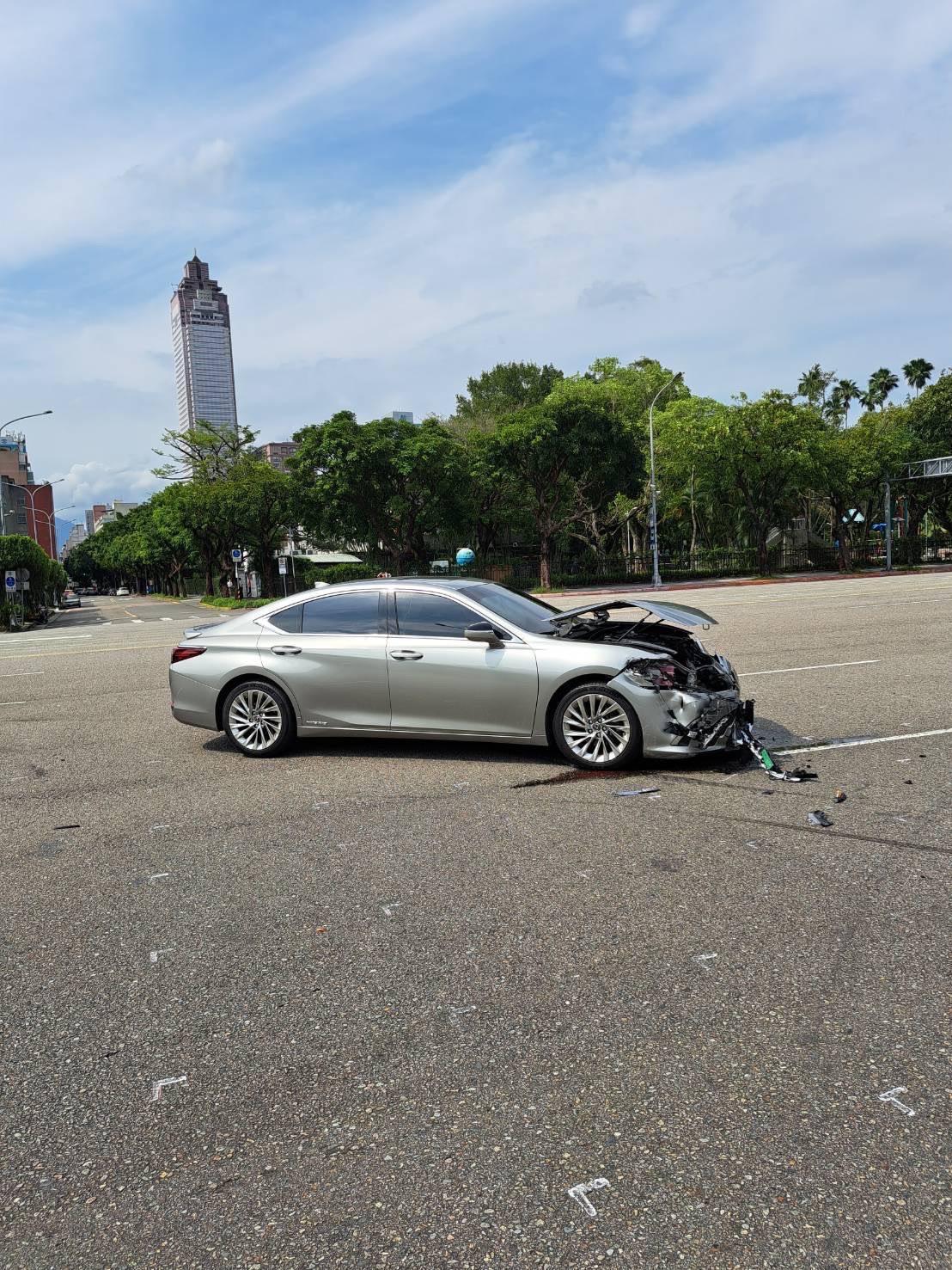 轎車車頭嚴重毀損，警方事後通報吊車將2車拖離現場。（翻攝畫面）