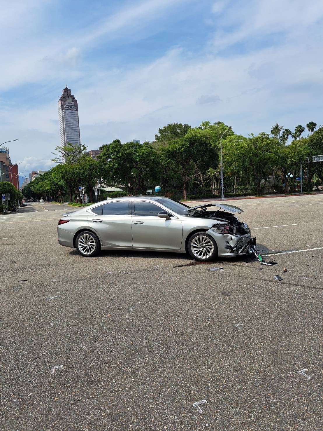 轎車車頭嚴重毀損，警方事後通報吊車將2車拖離現場。（翻攝畫面）