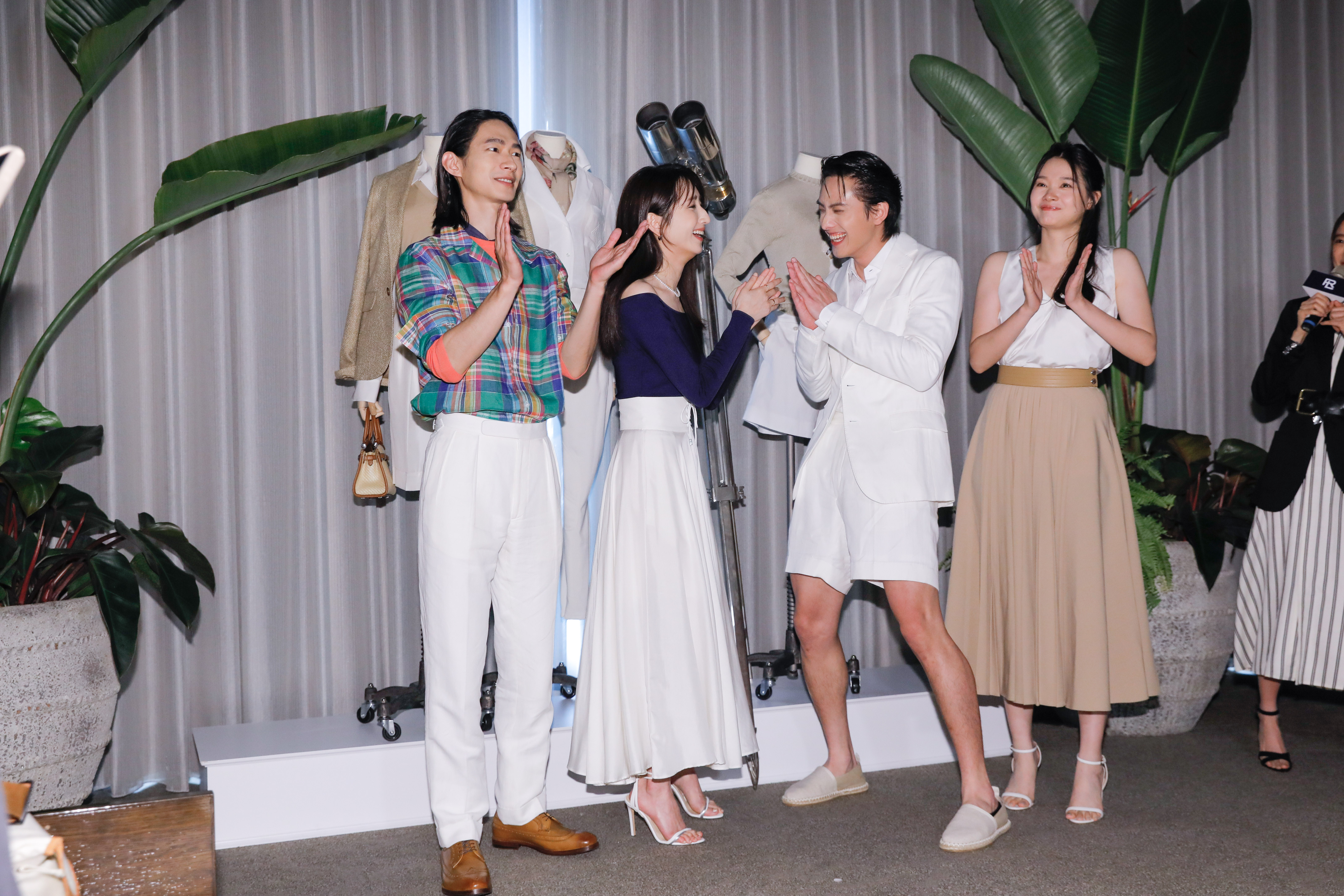 黃河（左）、柯佳嬿（左2）、范少勳（右2）、王真琳（右）一幫《模仿犯》演員大集合。
