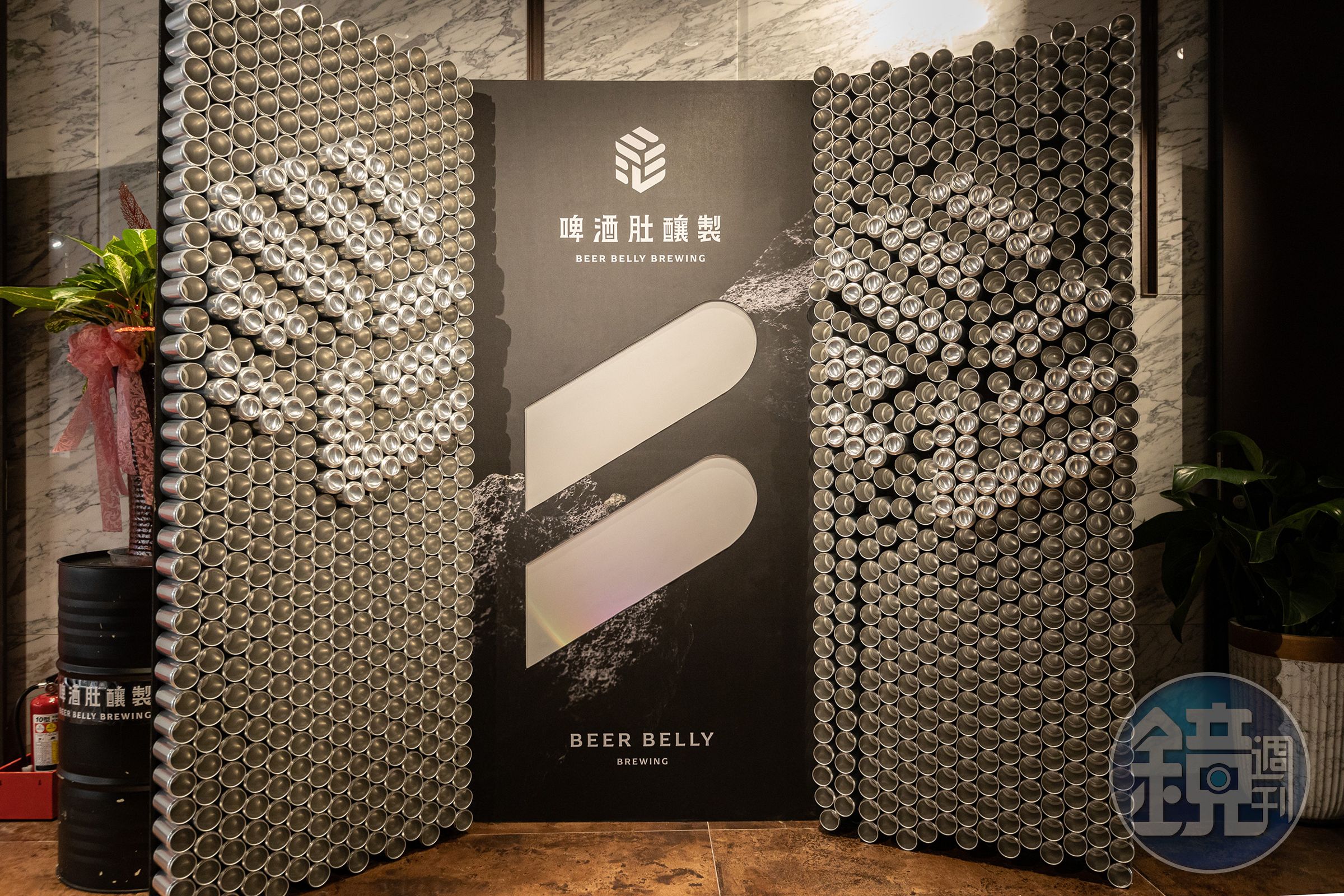 在啤酒博物館門口有一面使用啤酒鋁罐堆砌成的裝飾牆。