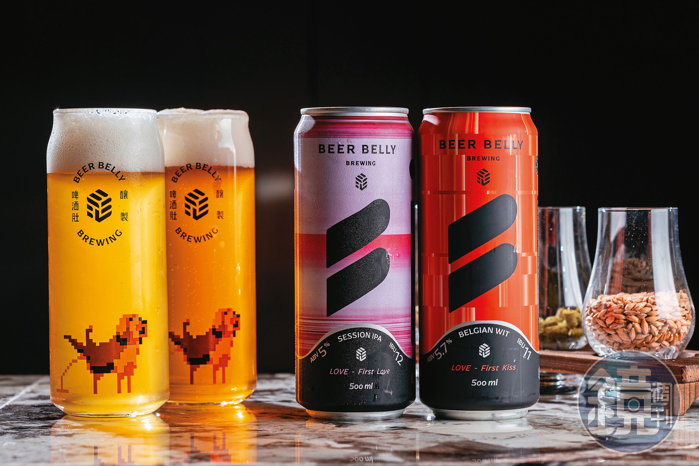 在超商等通路能買到的罐裝「初戀—社交型 IPA」(右2)、「初吻—比利時小麥」(右1),是充滿記 憶點的啤酒類型,在酒廠也能喝到杯裝款。(皆199元╱杯裝700ml,皆79元╱罐裝500ml)