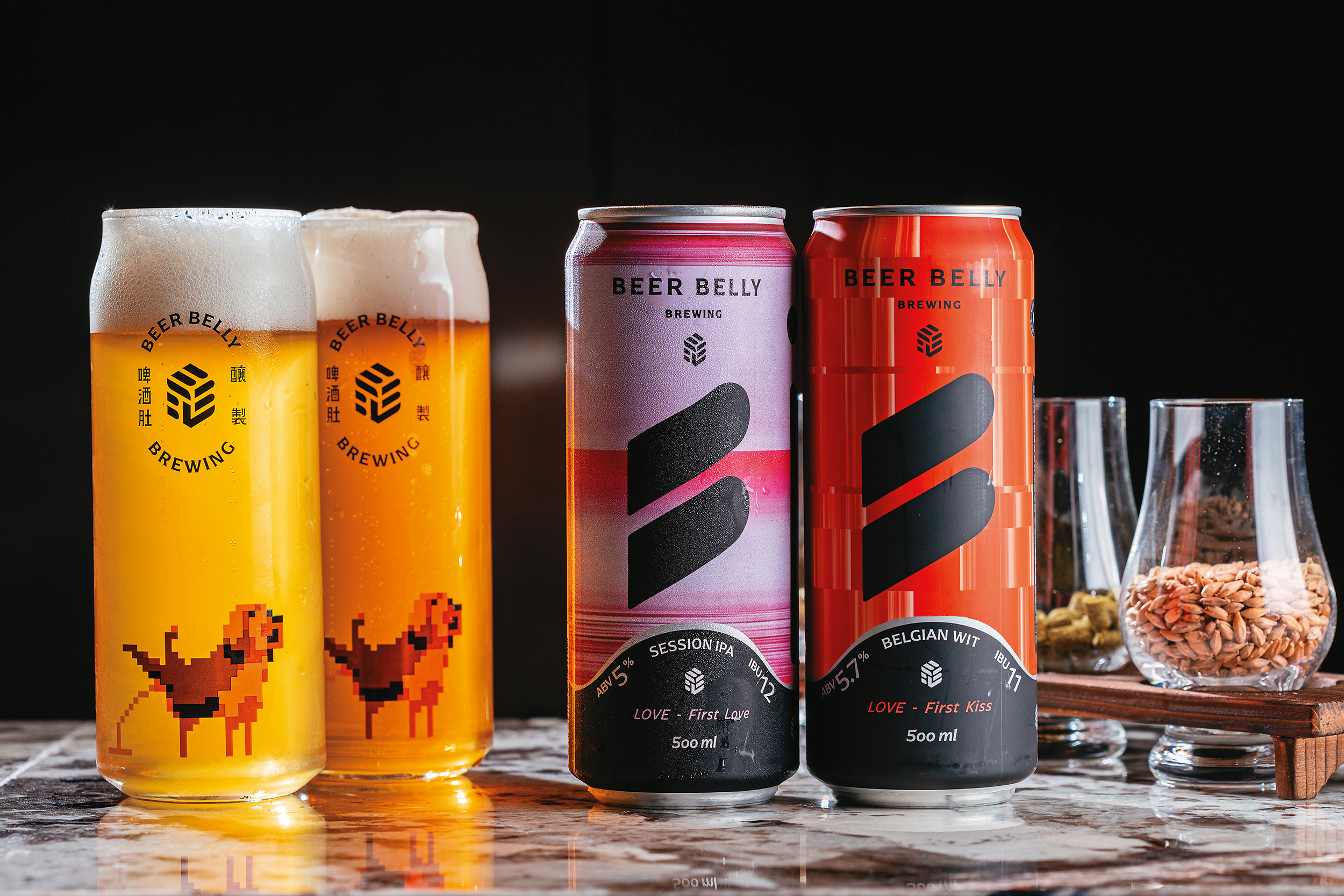 在超商等通路能買到的罐裝「初戀—社交型 IPA」(右2)、「初吻—比利時小麥」(右1),是充滿記 憶點的啤酒類型,在酒廠也能喝到杯裝款。(皆199元╱杯裝700ml,皆79元╱罐裝500ml)