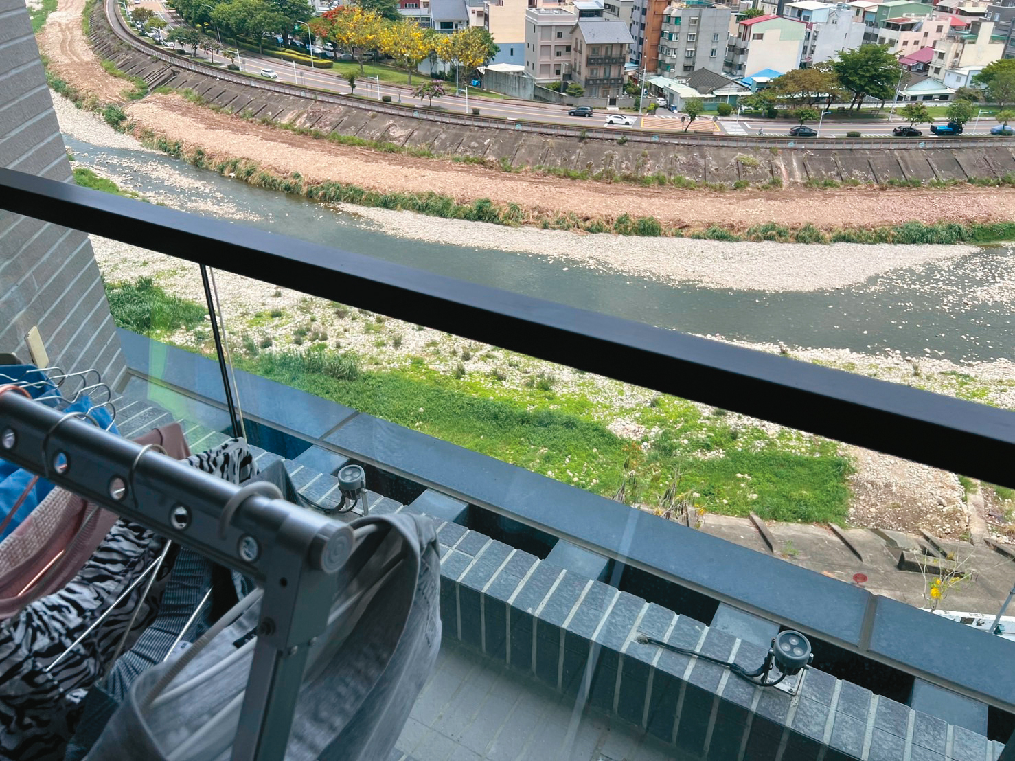 夏男供稱，賴男趁他洗澡時，從10樓陽台一躍而下。圖為同棟其他樓層陽台。（讀者提供）